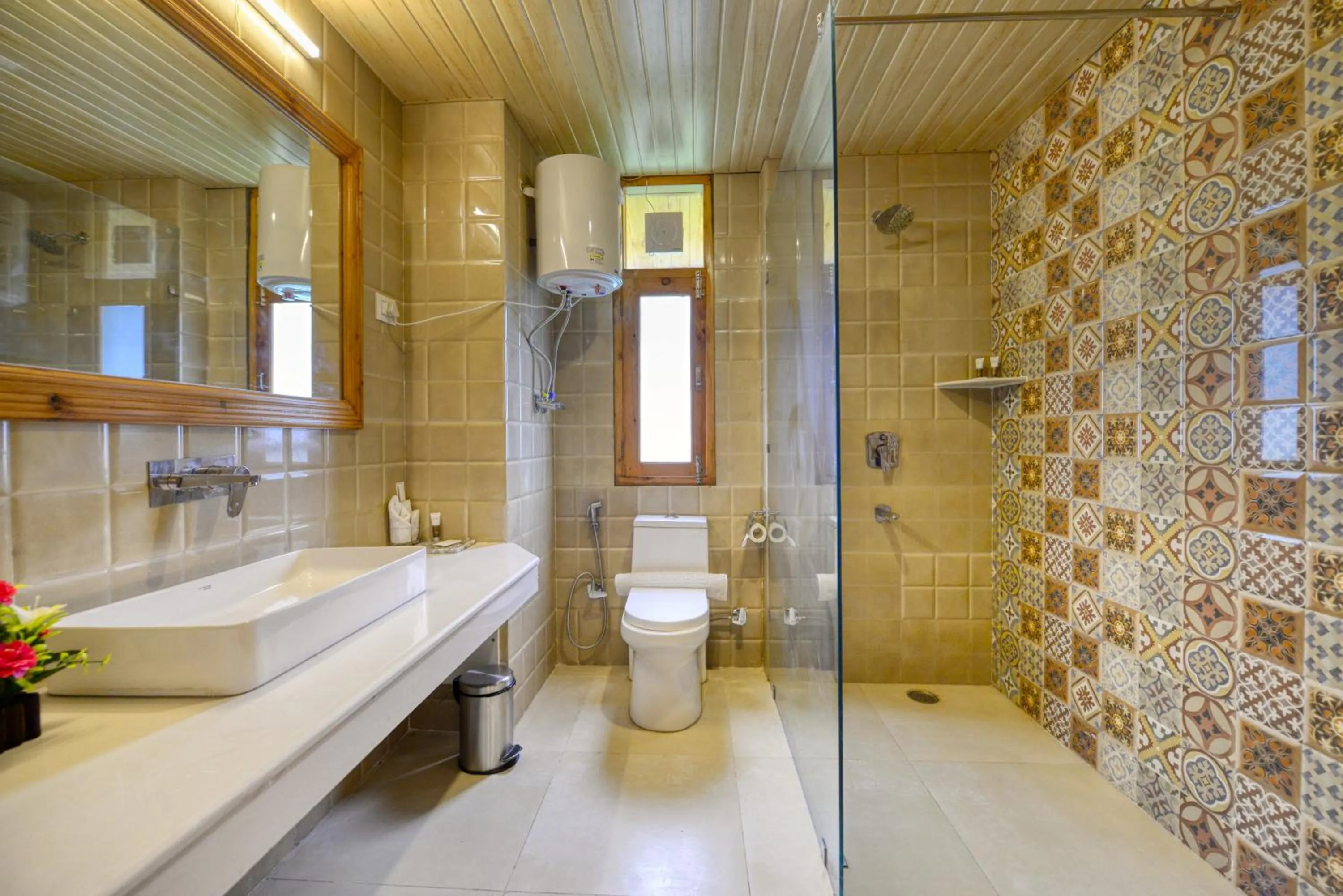 Bathroom in Clarks Inn Suites, Manali