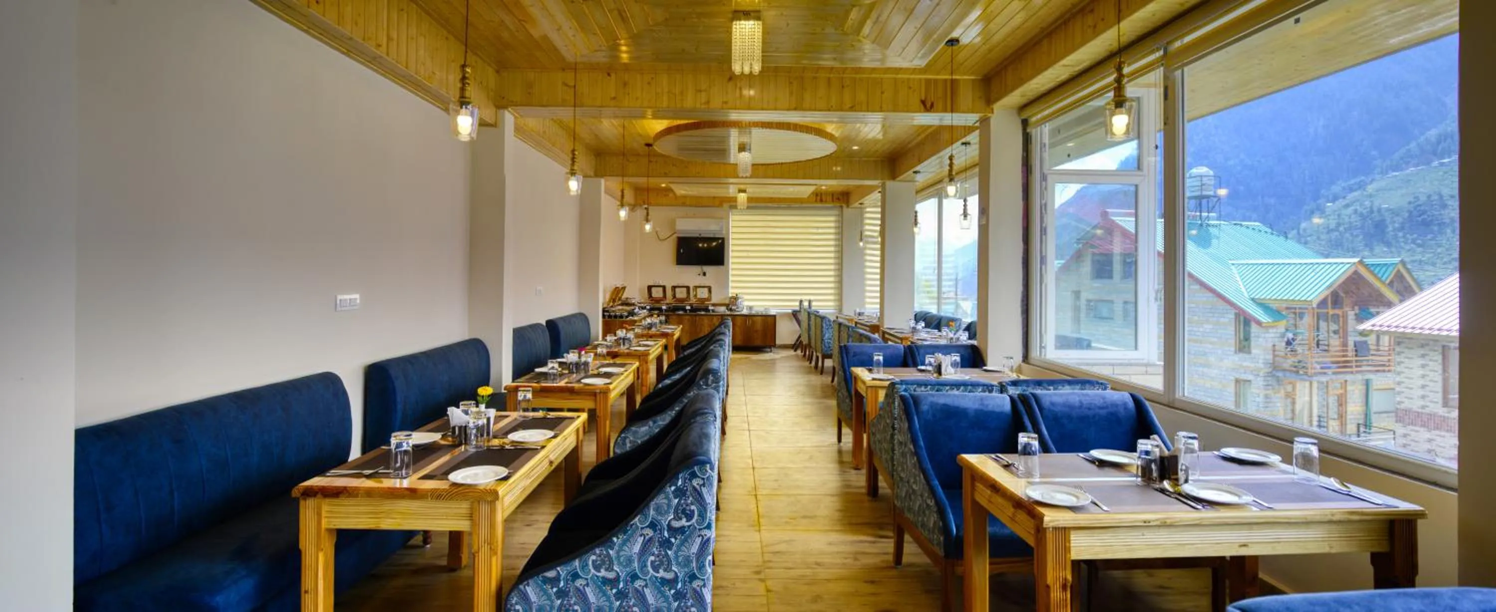 Restaurant/places to eat in Clarks Inn Suites, Manali
