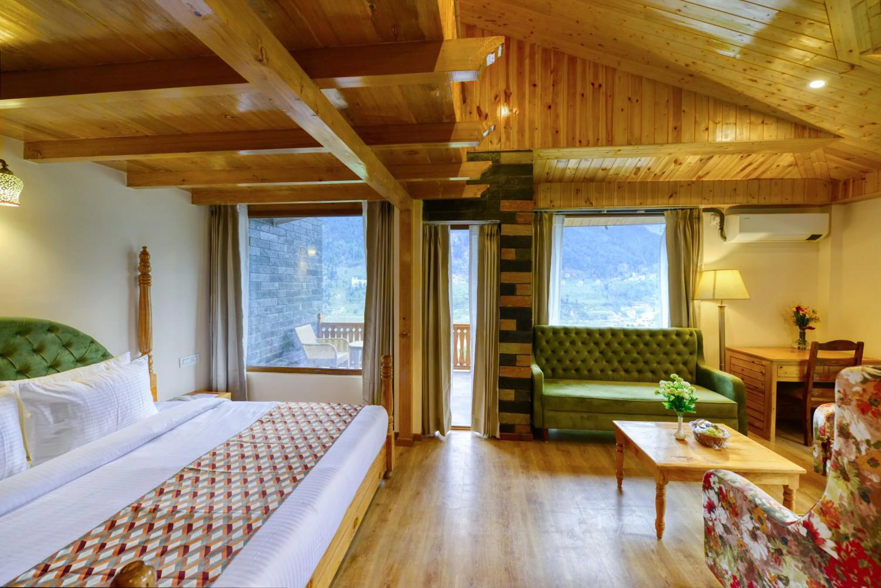 Living room, Bed in Clarks Inn Suites, Manali