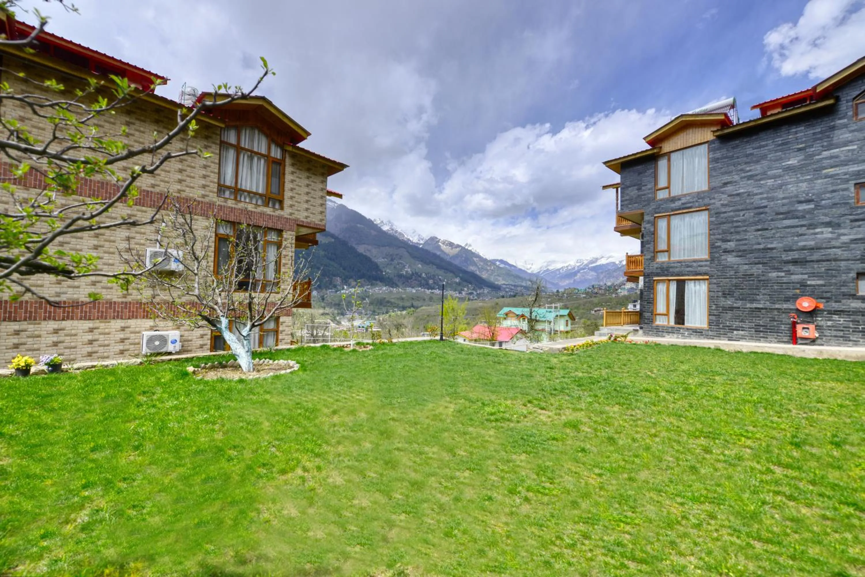Garden in Clarks Inn Suites, Manali