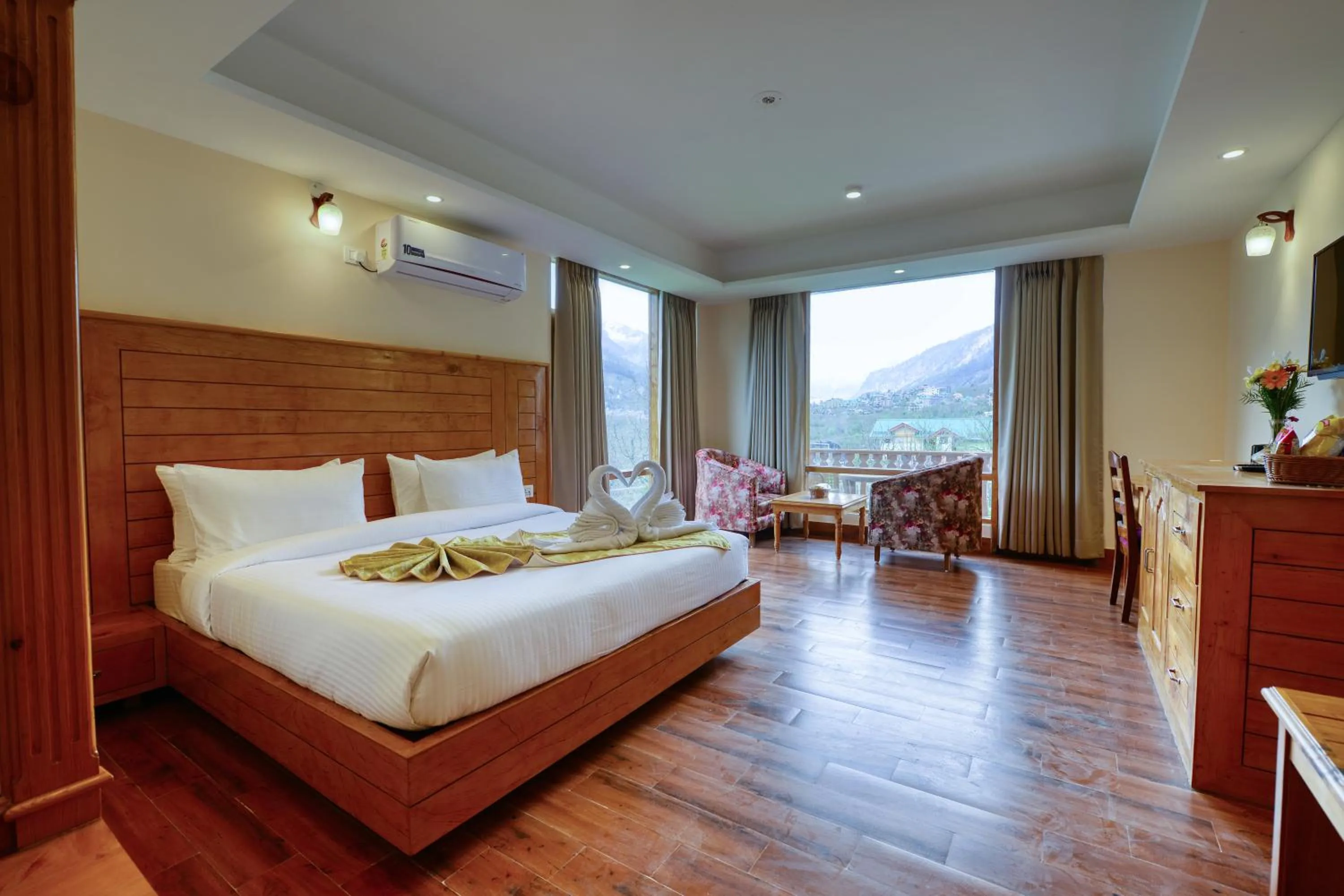 Bedroom, Bed in Clarks Inn Suites, Manali