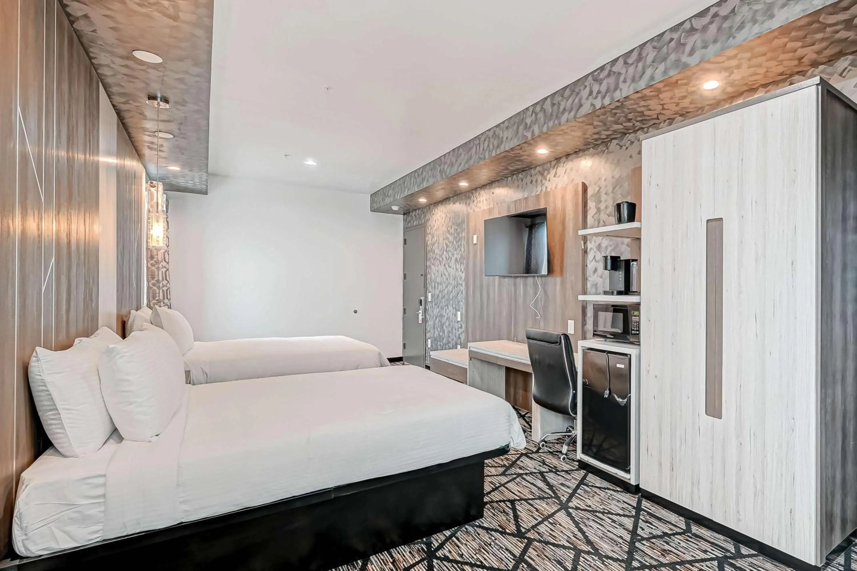 Bedroom, Bed in Comfeeni Inn and Suites