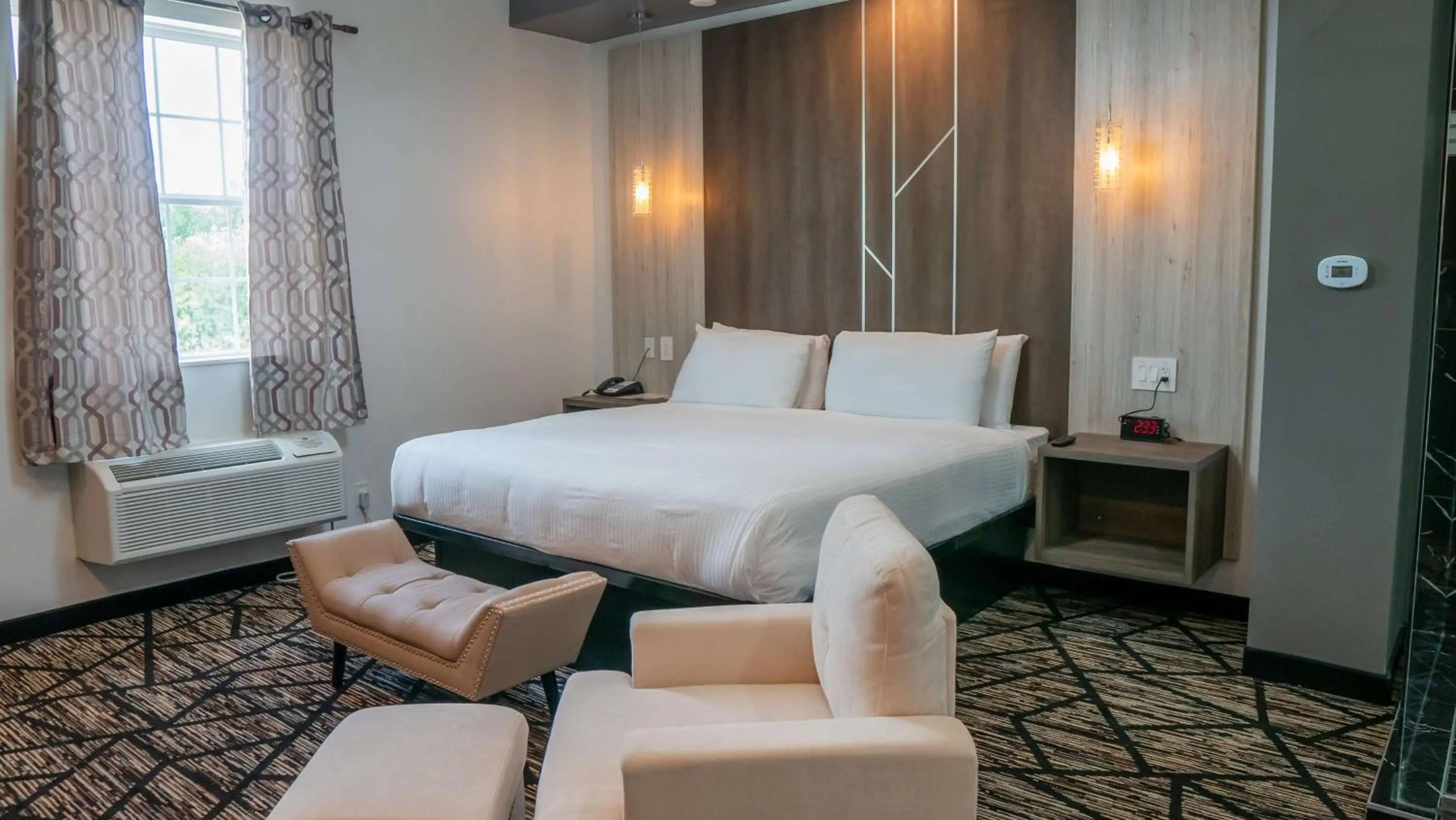 Bedroom, Bed in Comfeeni Inn and Suites