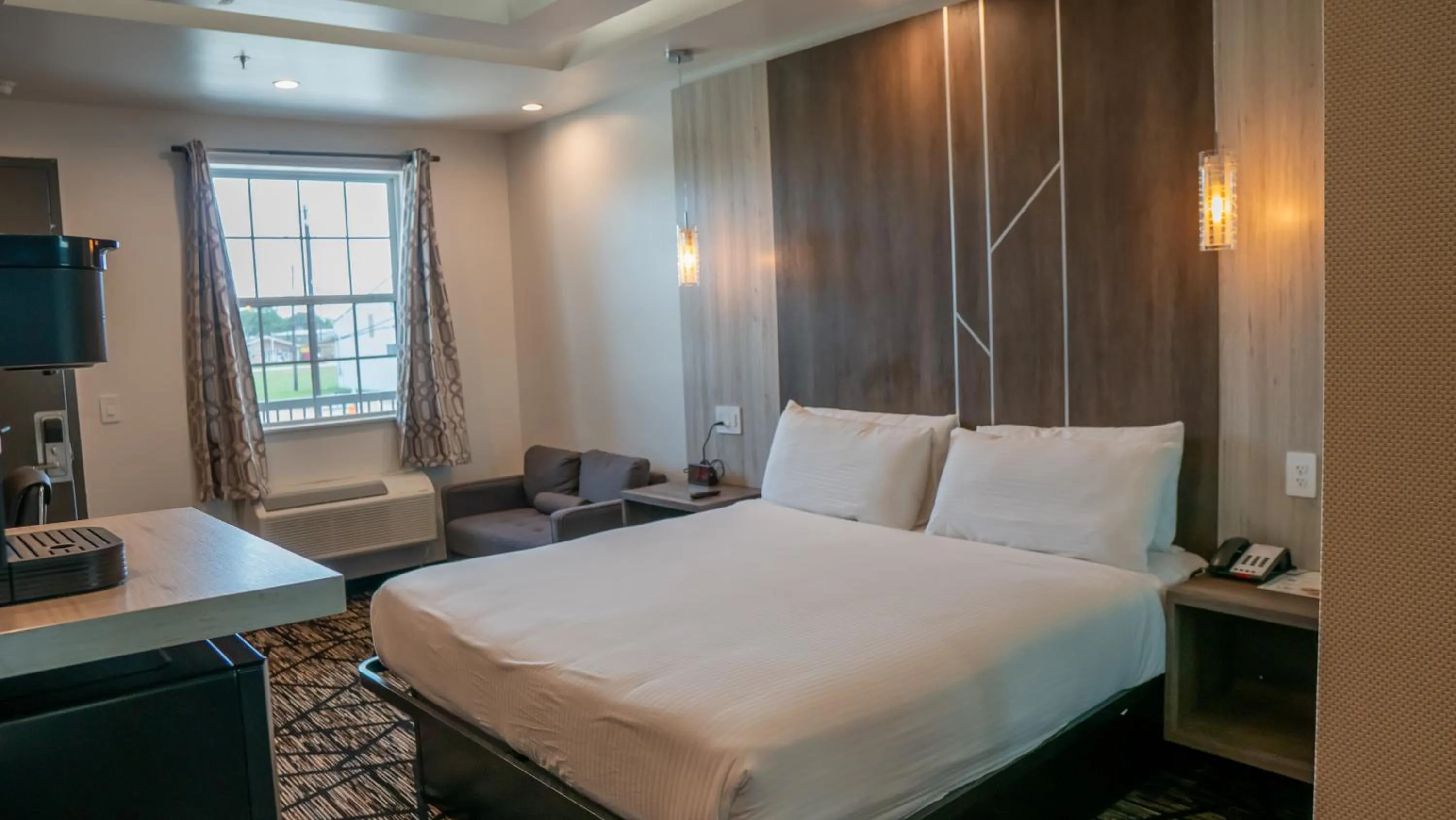 Bedroom, Bed in Comfeeni Inn and Suites