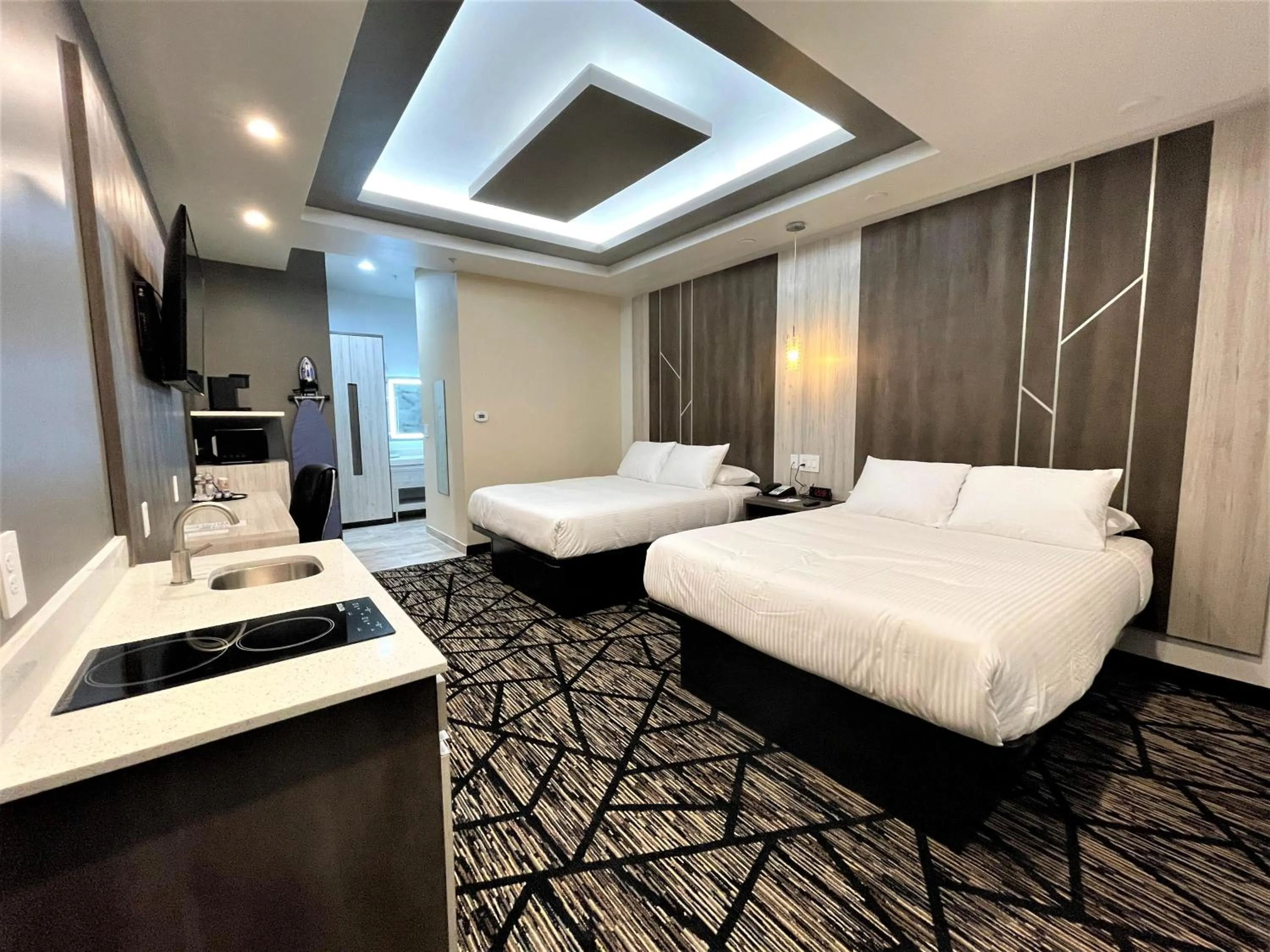 Bed in Comfeeni Inn and Suites