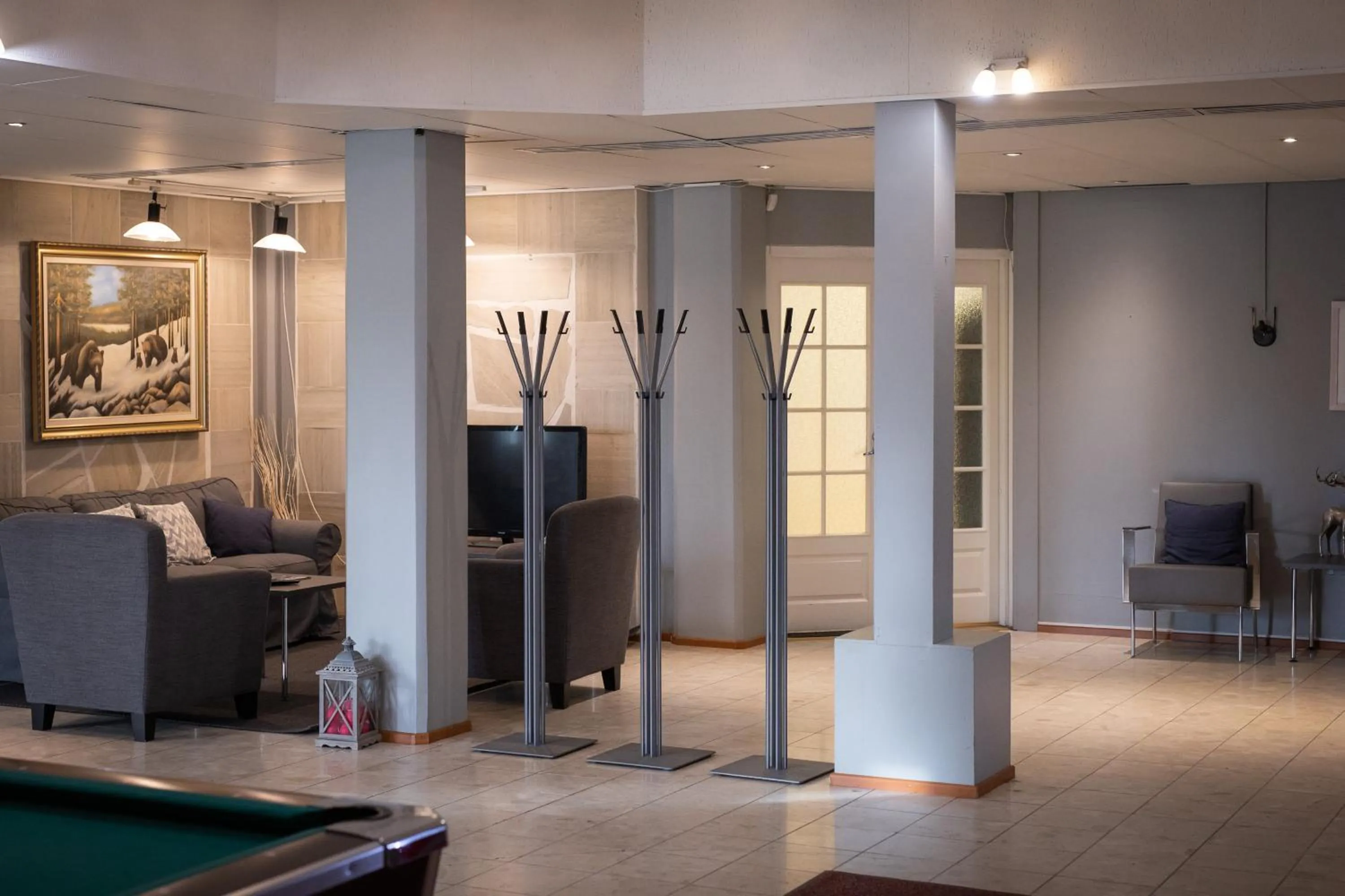 Communal lounge/ TV room in Hotel Karhu