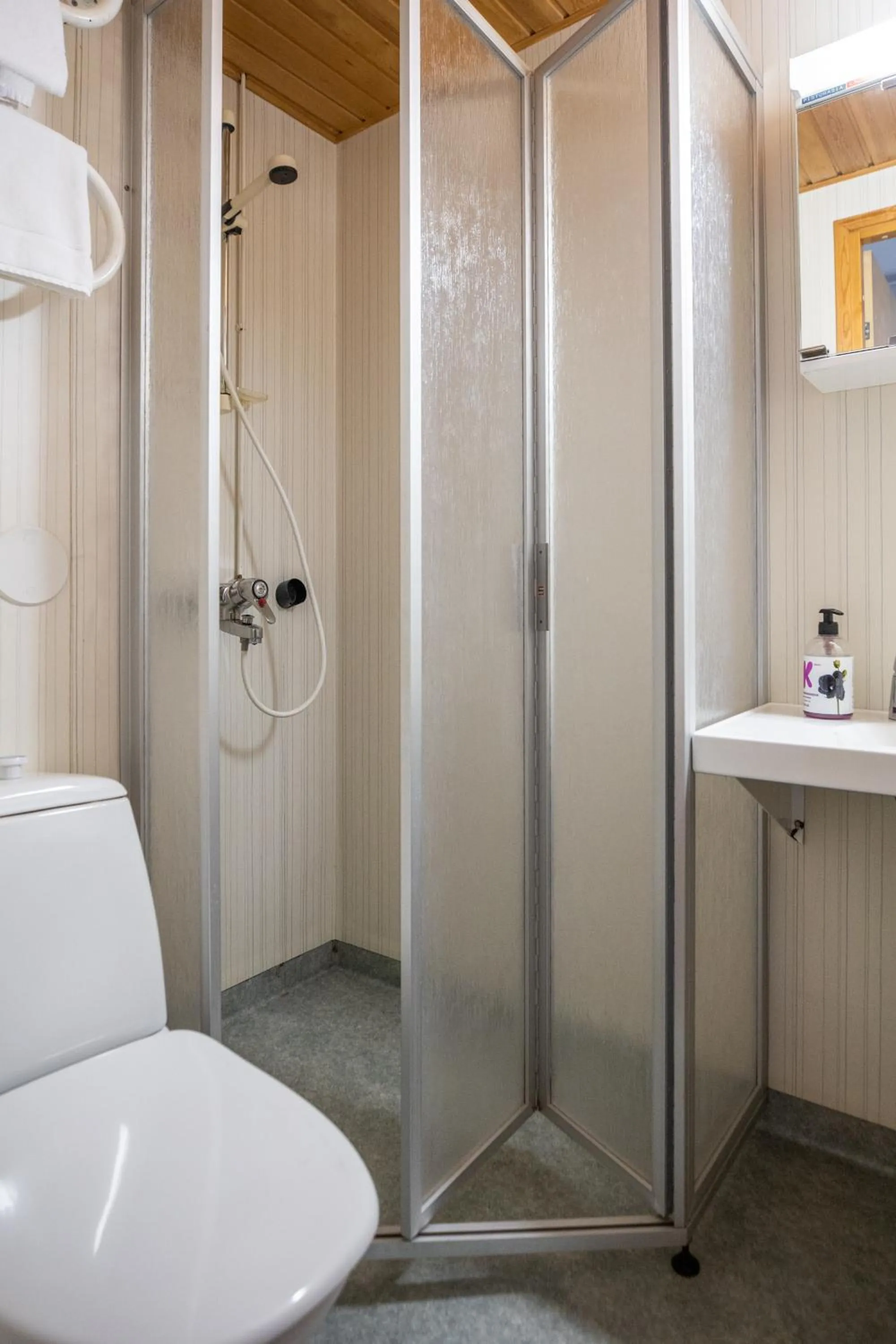 Shower in Hotel Karhu