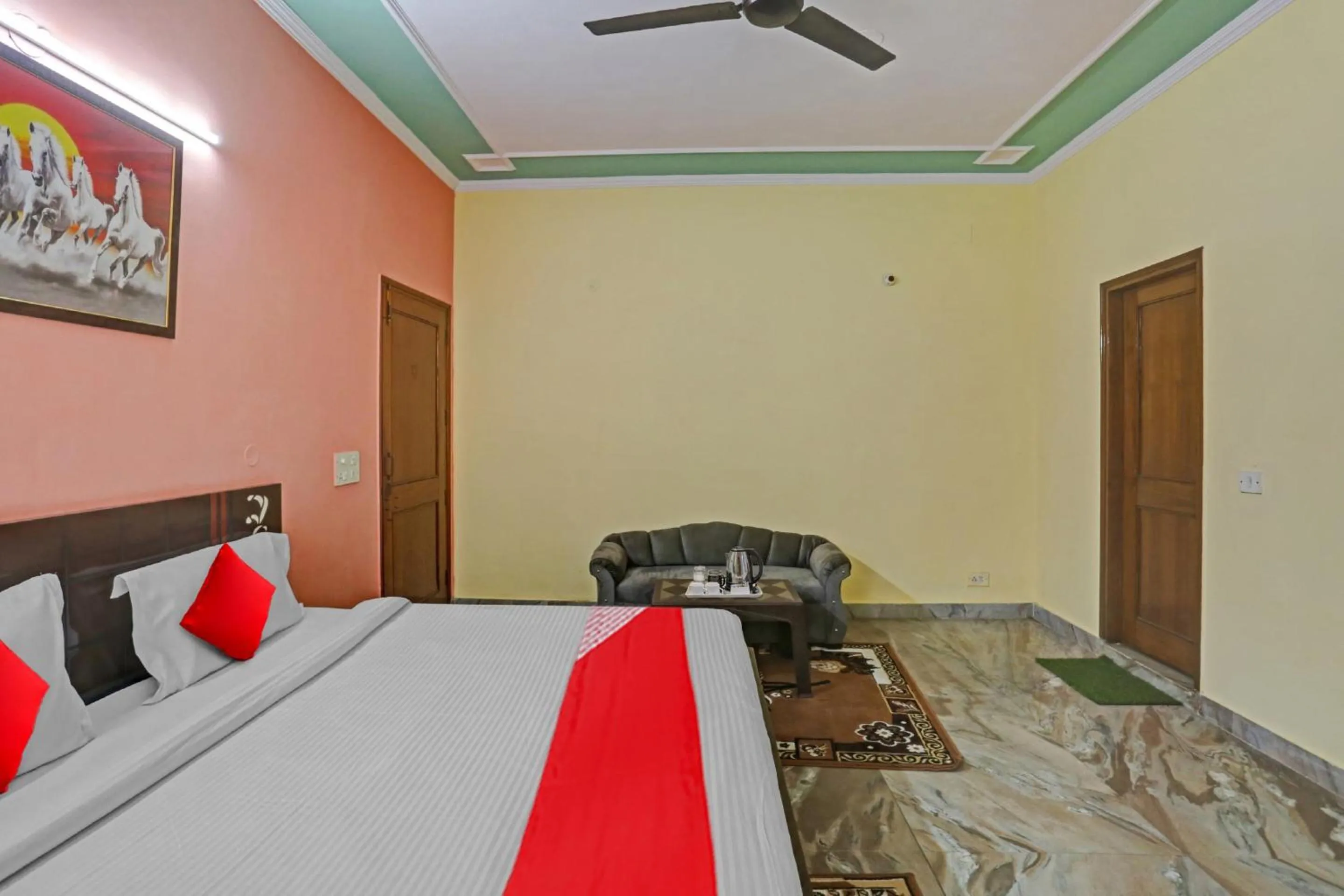 Bedroom in OYO Flagship 81046 Royal Retreat