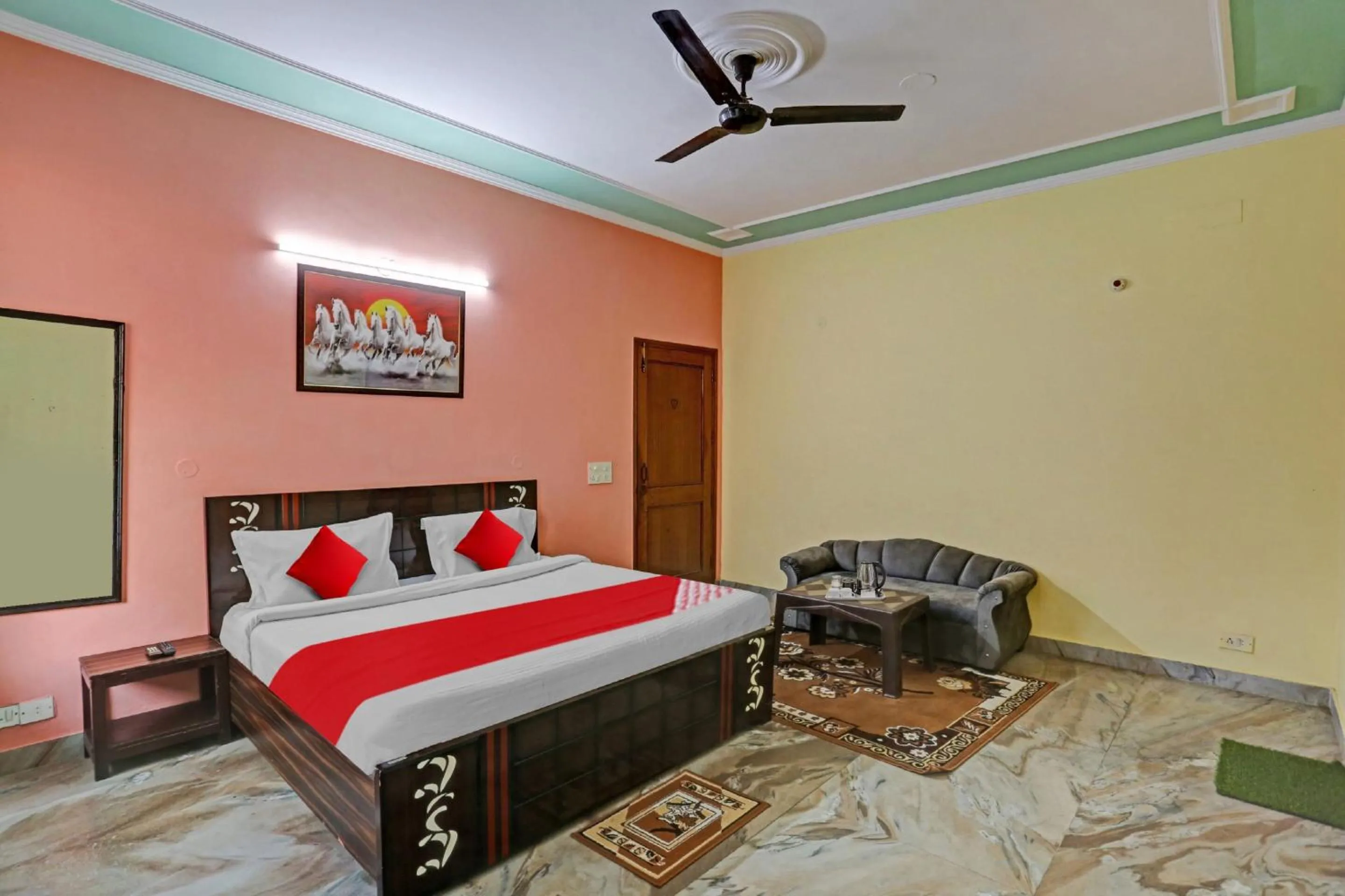 Bedroom in OYO Flagship 81046 Royal Retreat