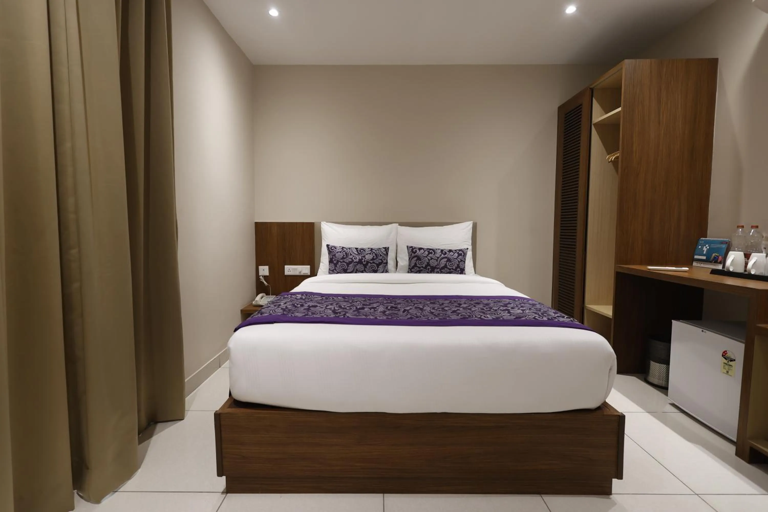 Bedroom, Bed in Pride Biznotel Canopus, Digha