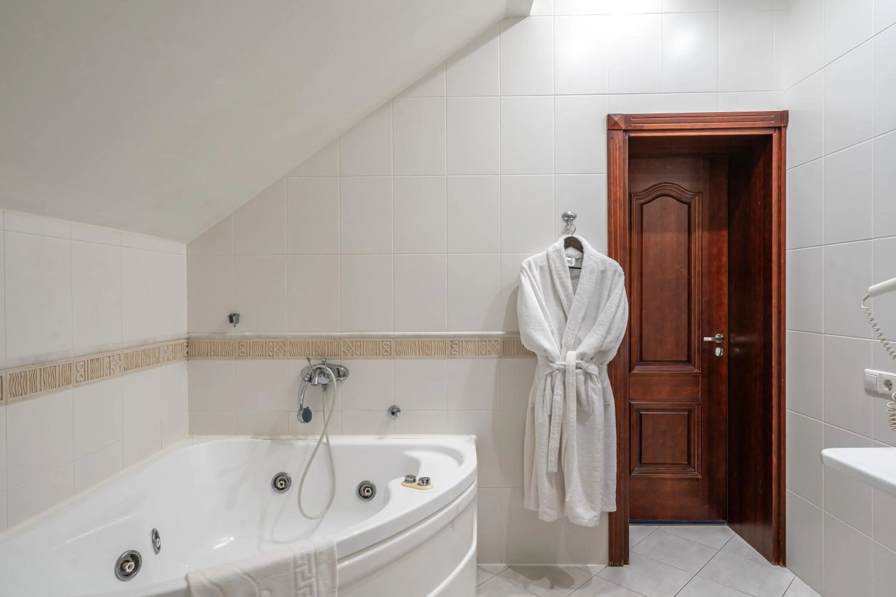 Deluxe Suite with Spa Bath in Hotel Sfinksas