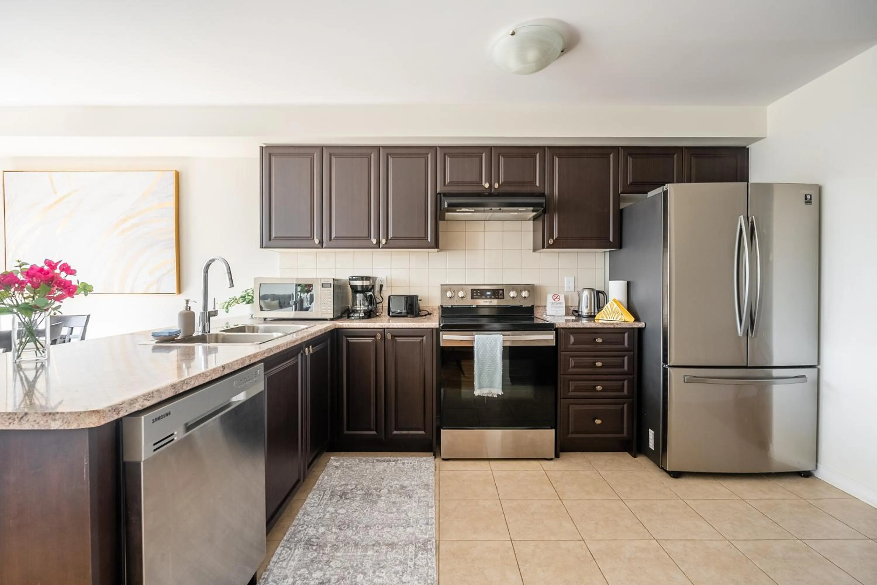 Kitchen or kitchenette in GlobalStay 3 Bedroom Townhouse Near Niagara Falls Brock University