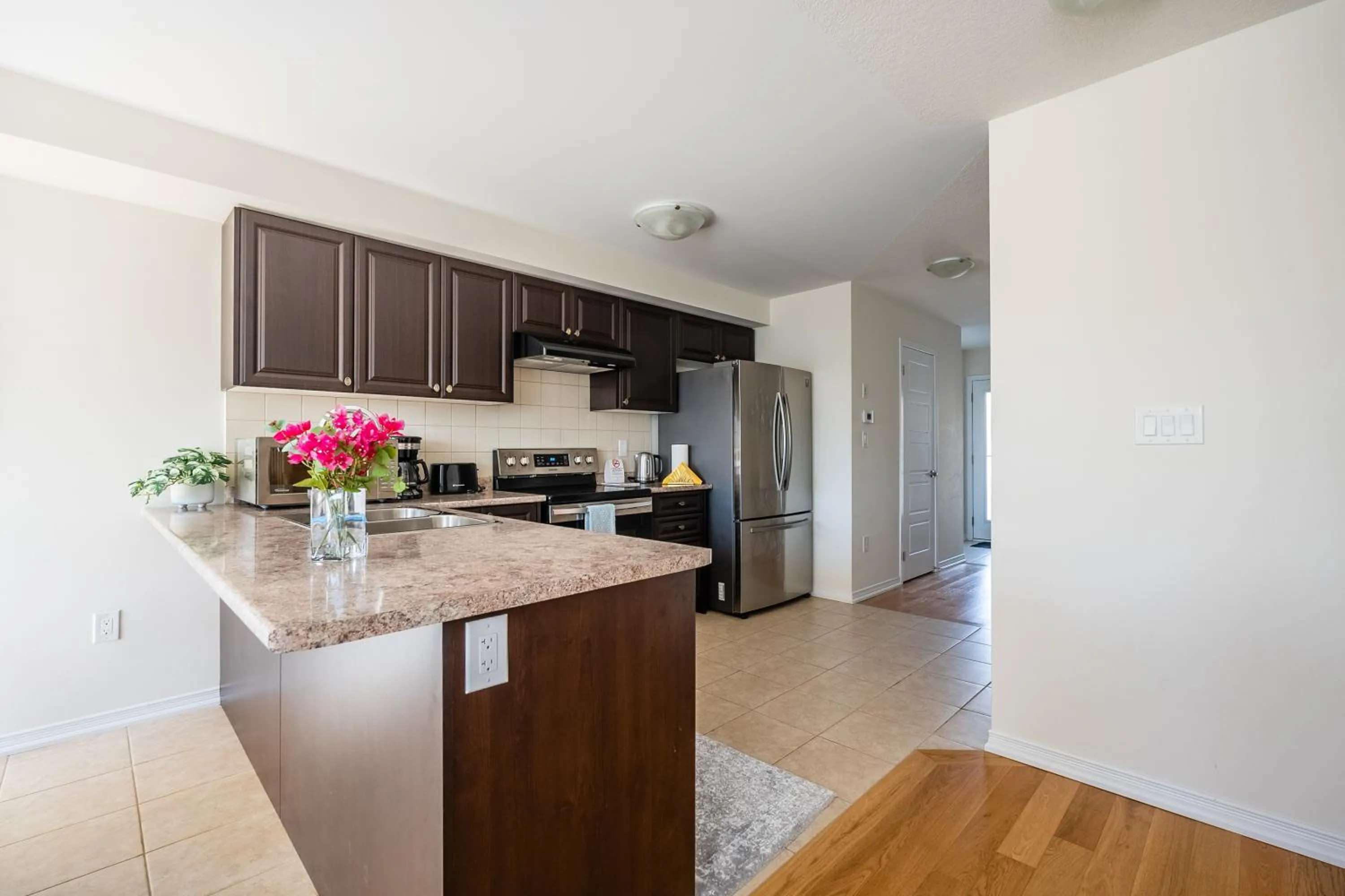 Kitchen or kitchenette in GlobalStay 3 Bedroom Townhouse Near Niagara Falls Brock University