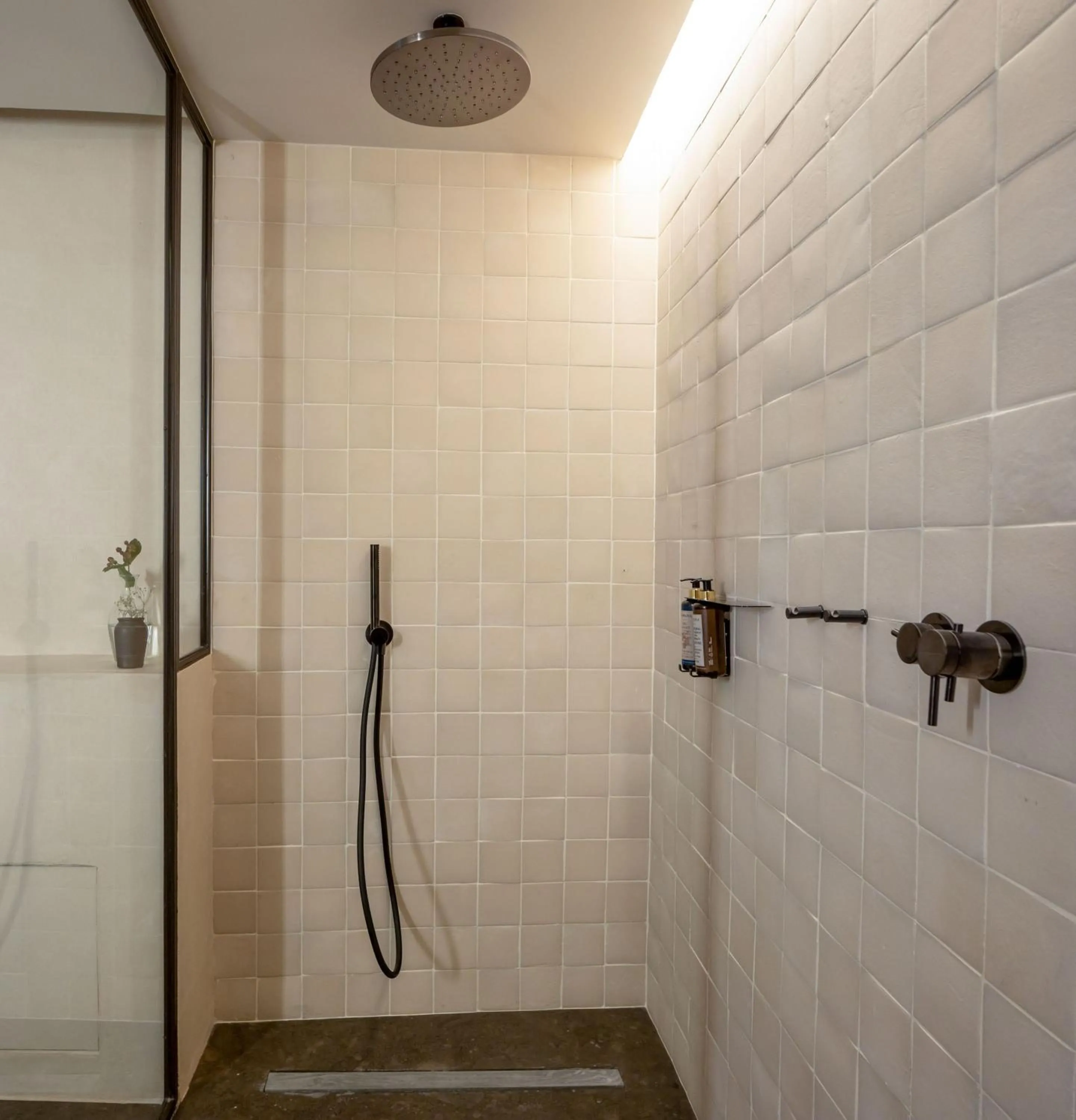 Shower in Hotel Ur Bare