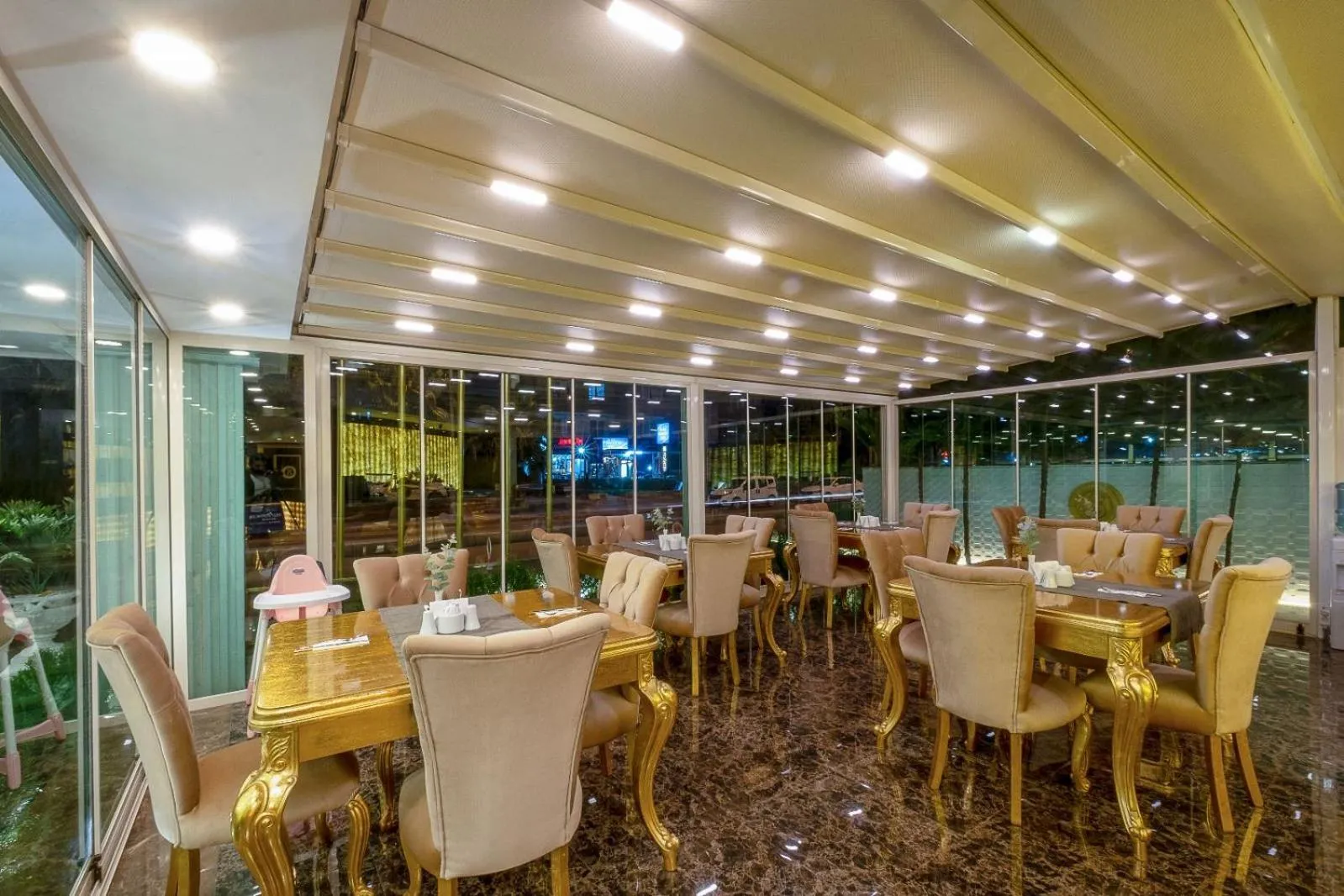 Restaurant/places to eat in HOTEL S WHITE