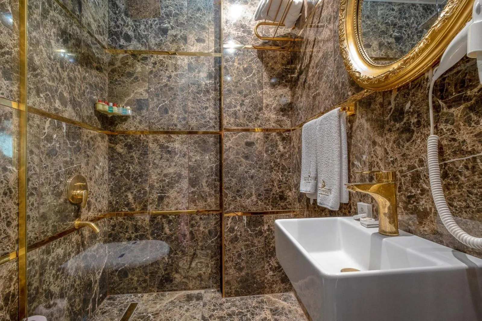 Bathroom in HOTEL S WHITE