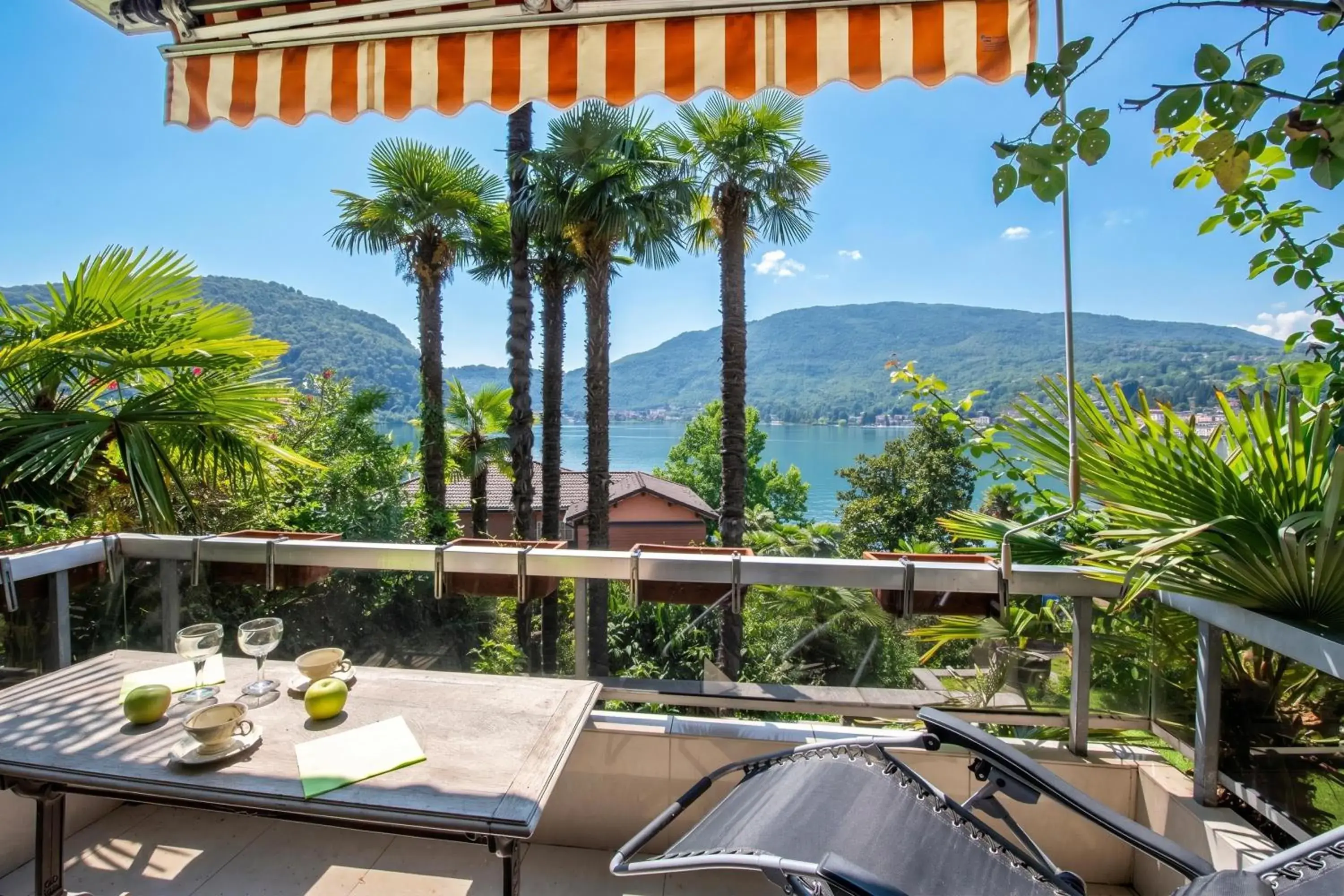 Queen Lake View - Happy Rentals Queen Lake View - Happy Rentals