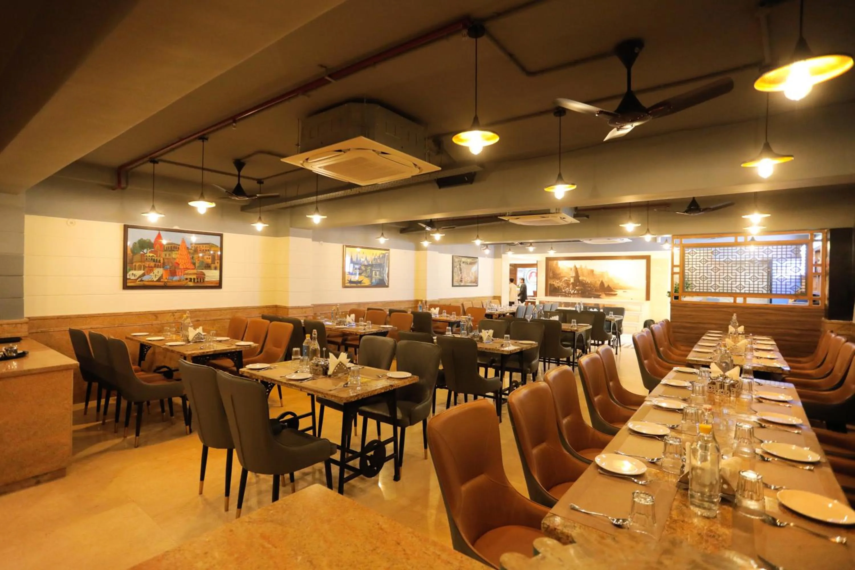 Restaurant/places to eat in Hotel Dolphin Grand