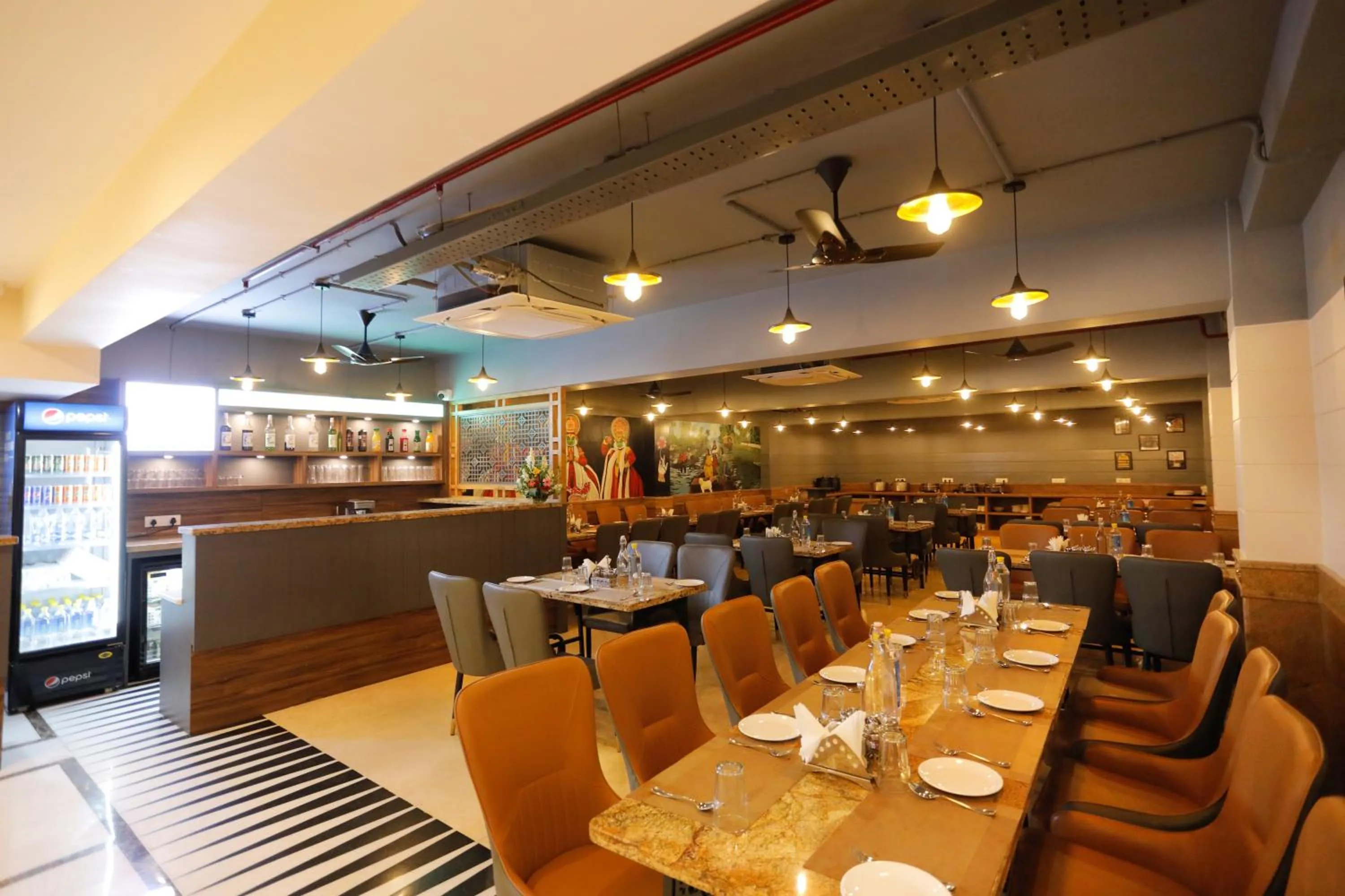 Restaurant/places to eat in Hotel Dolphin Grand