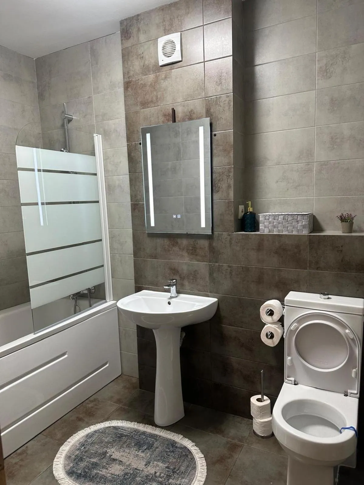 One-Bedroom Apartment in AlexHome lux apartment 27 free parking