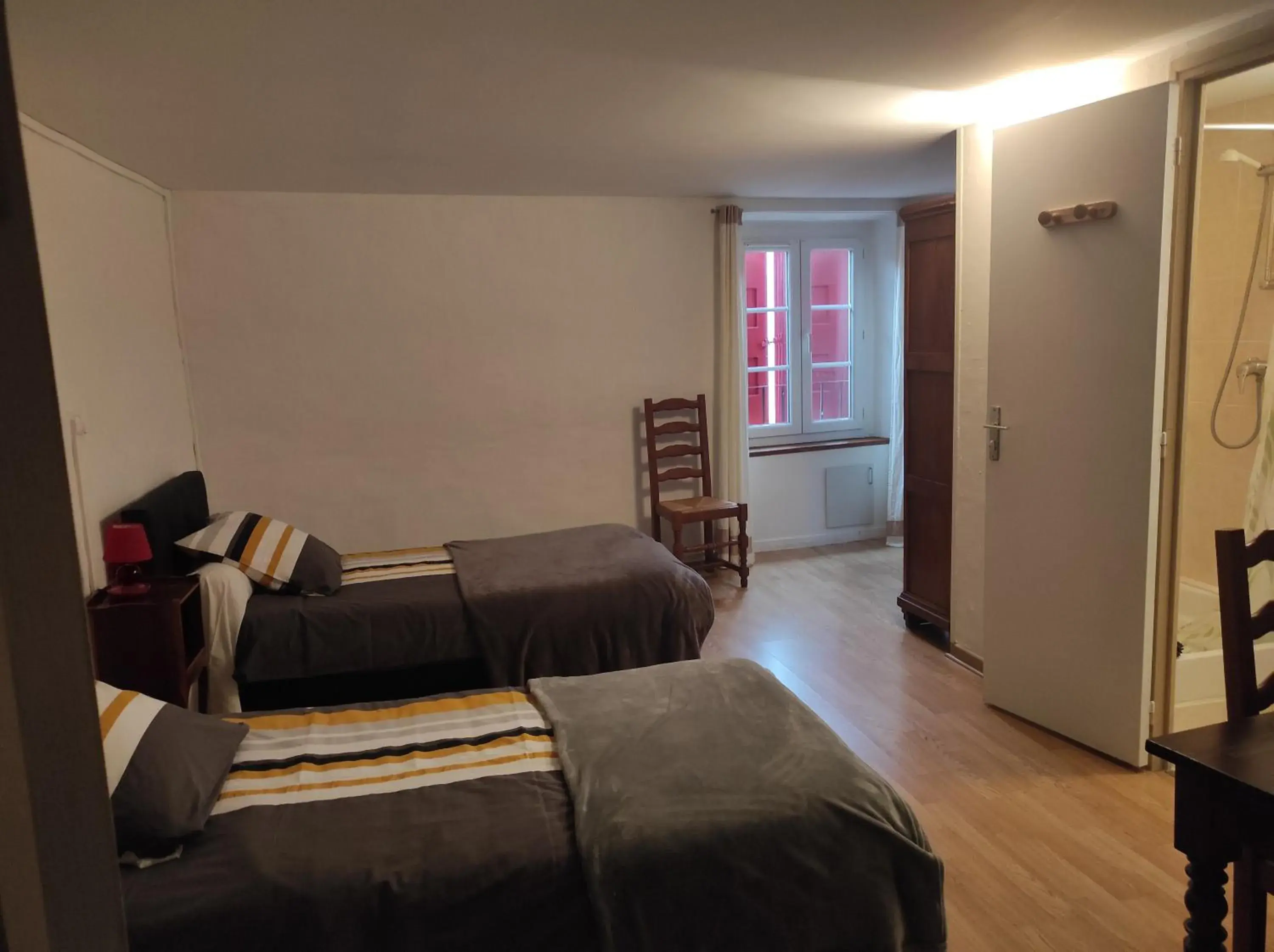 Twin Room in Hôtel Restaurant des Voyageurs Twin Room in Hôtel Restaurant des Voyageurs