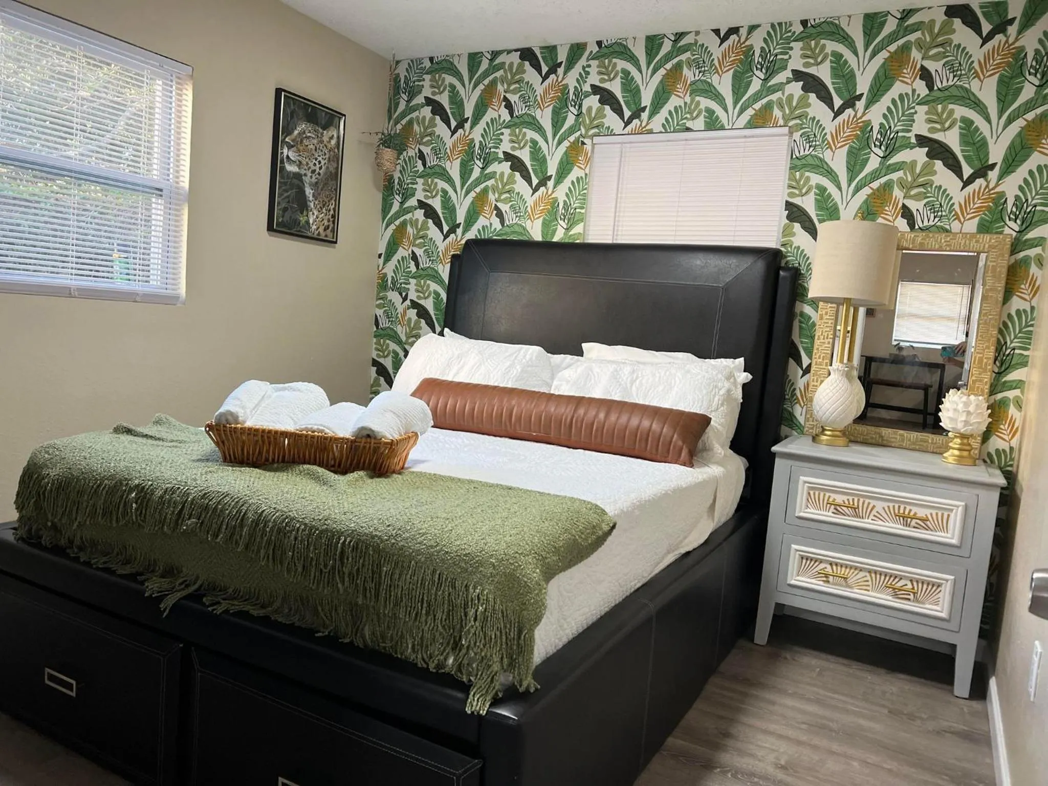 Bed in Tropical Casita in Tampa near airport and Raymond James stadium