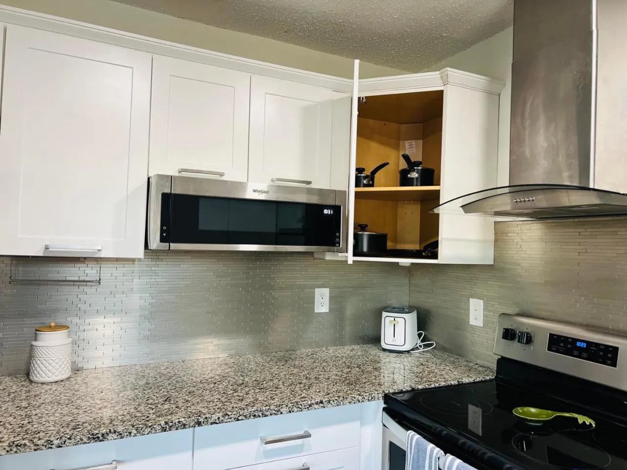 Tropical Casita in Tampa near airport and Raymond James stadium