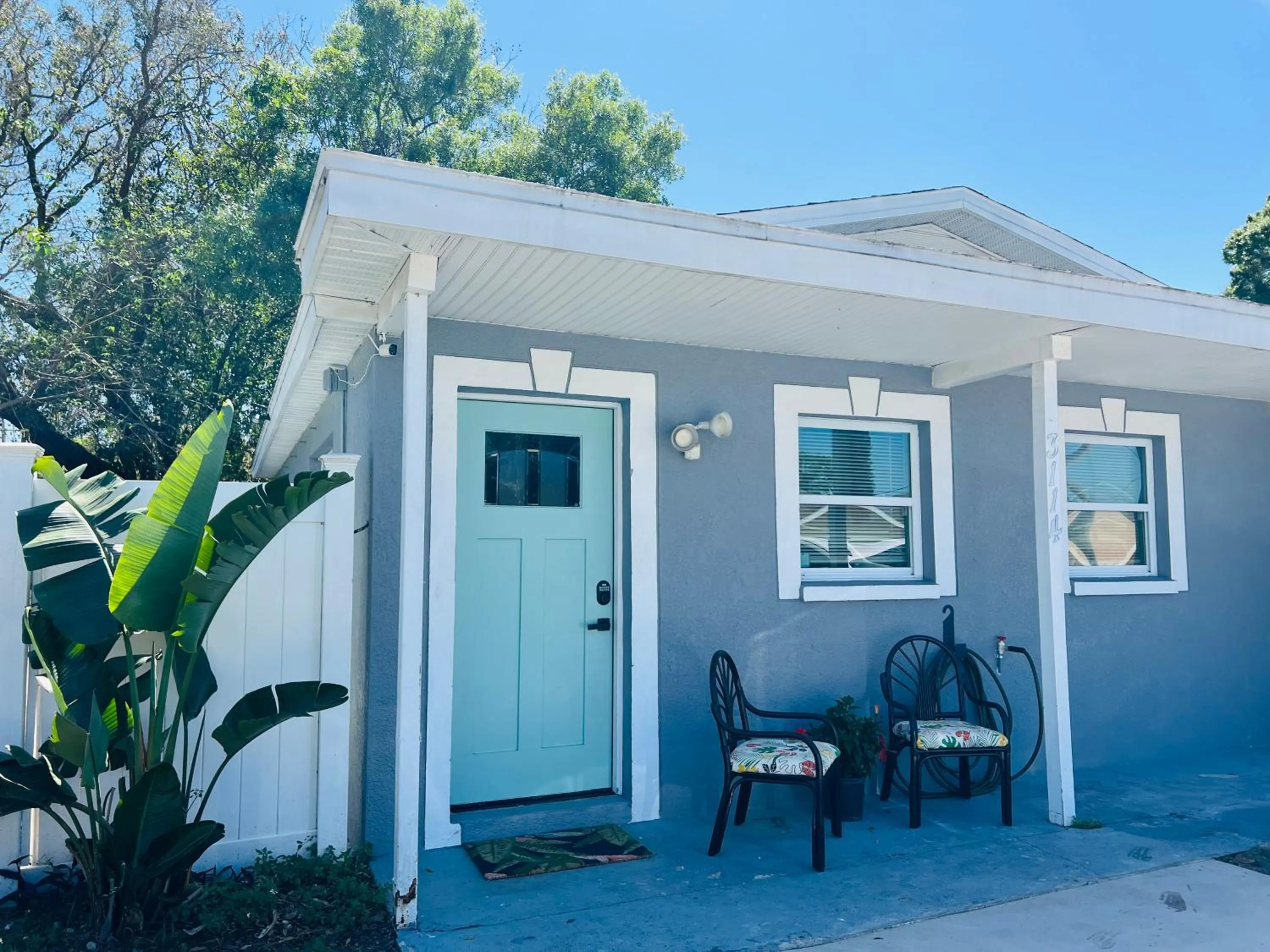 Property building in Tropical Casita in Tampa near airport and Raymond James stadium