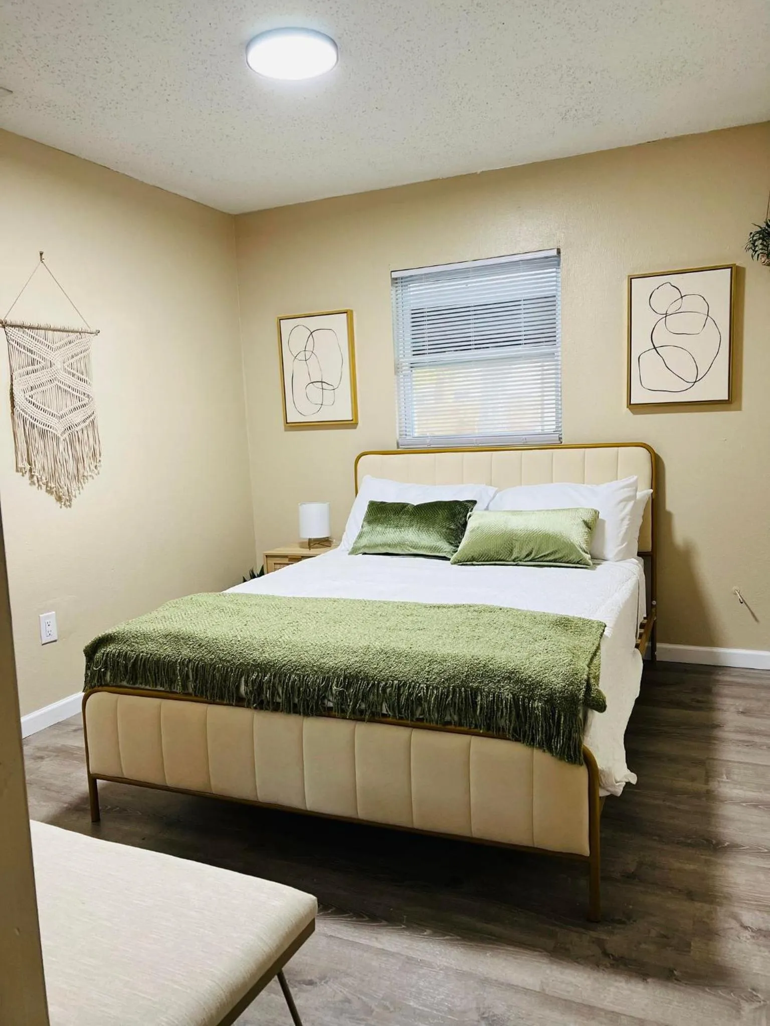 Bed in Tropical Casita in Tampa near airport and Raymond James stadium