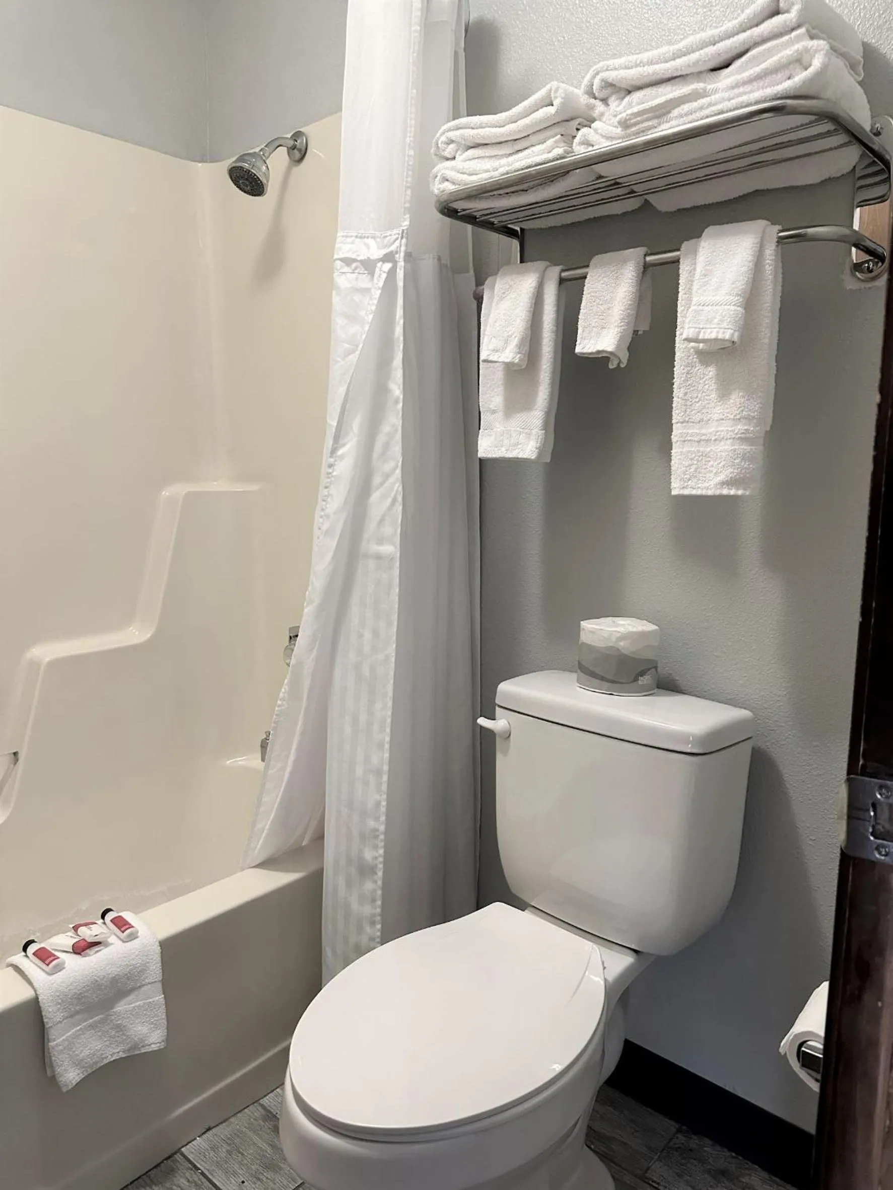 Bathroom in Lakes Inn