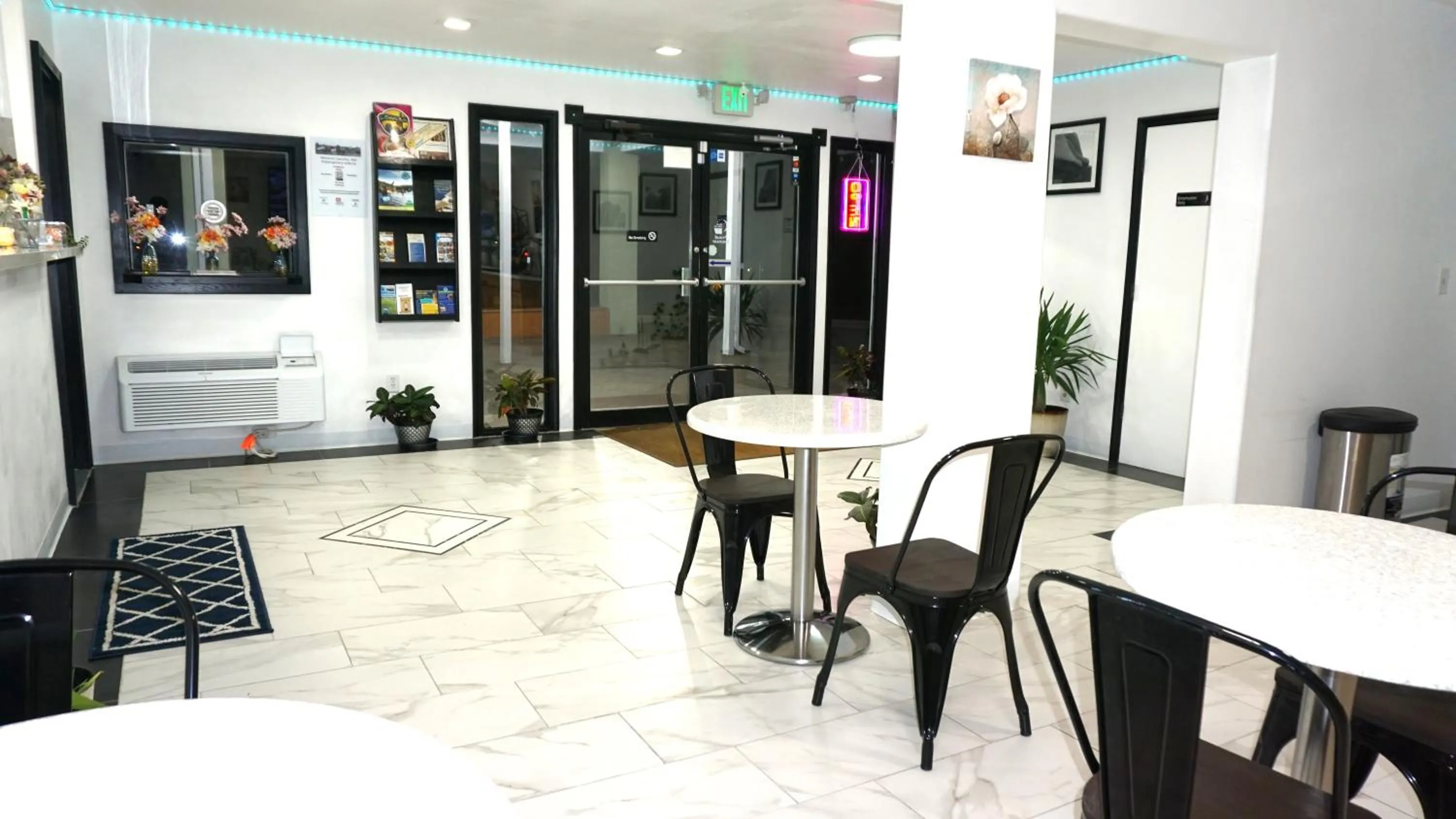 Lobby or reception in Lakes Inn