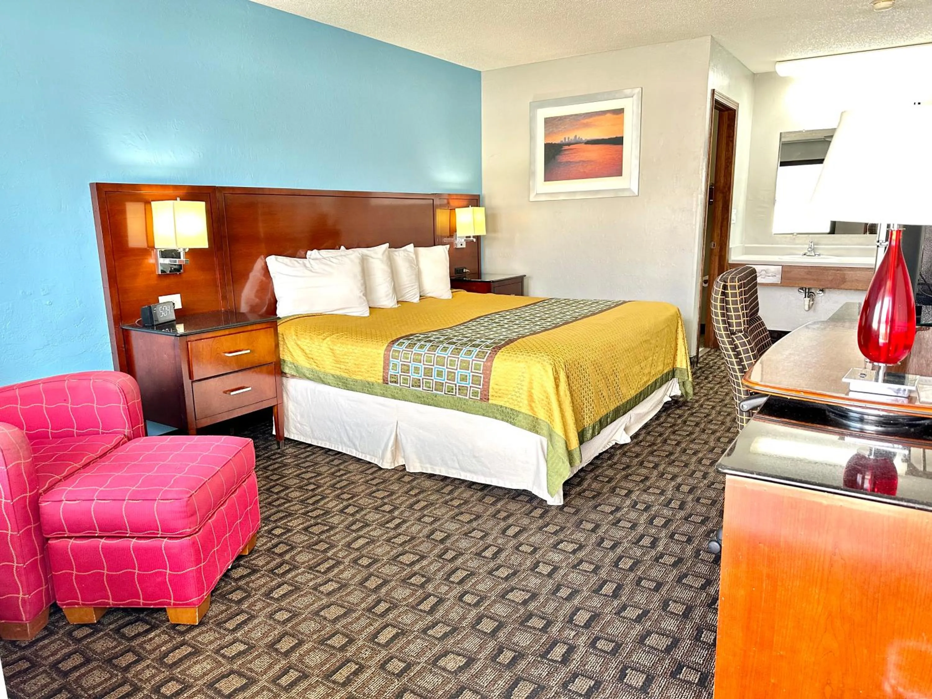 Photo of the whole room, Bed in Lakes Inn