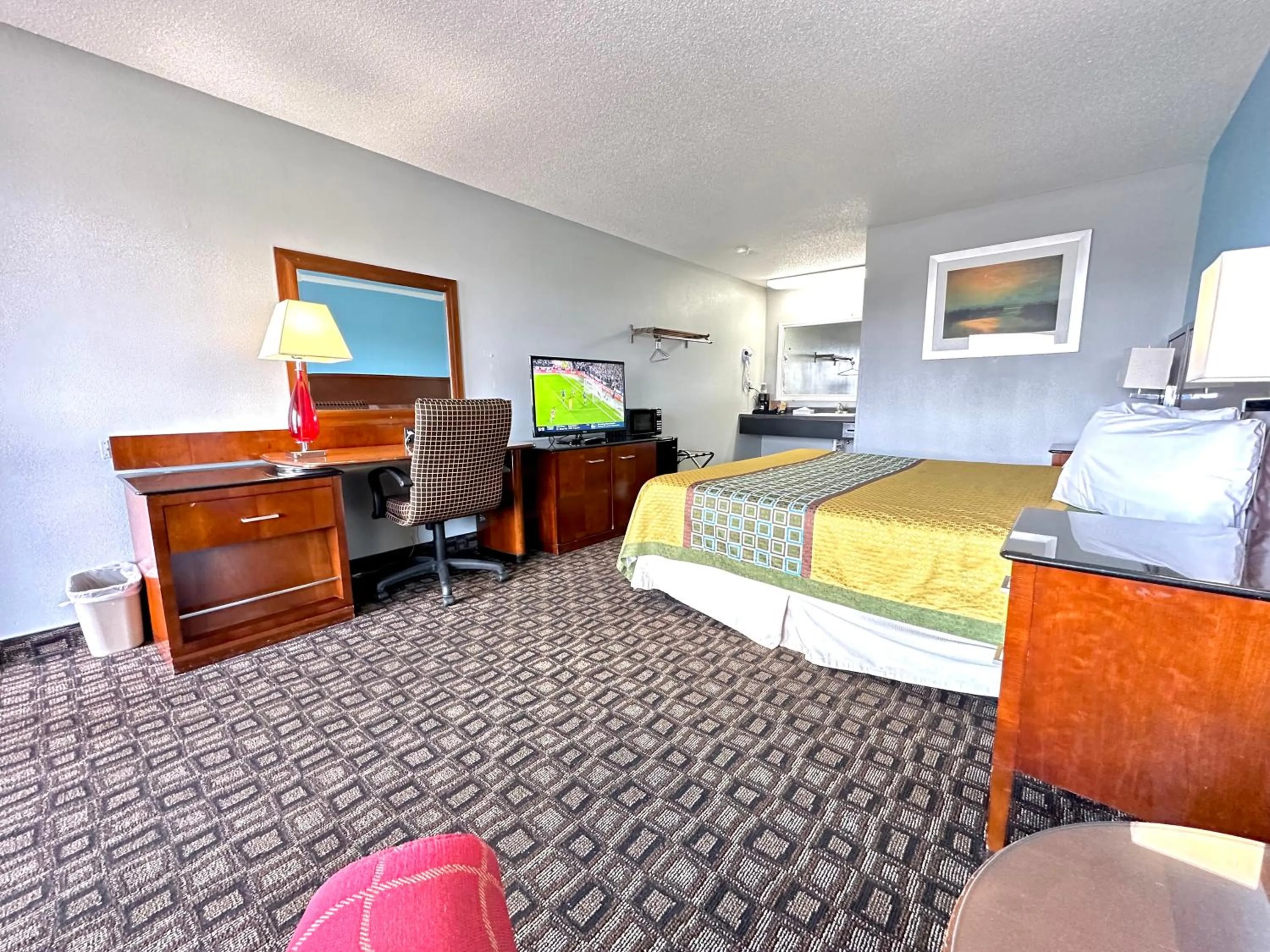 Bedroom, Bed in Lakes Inn