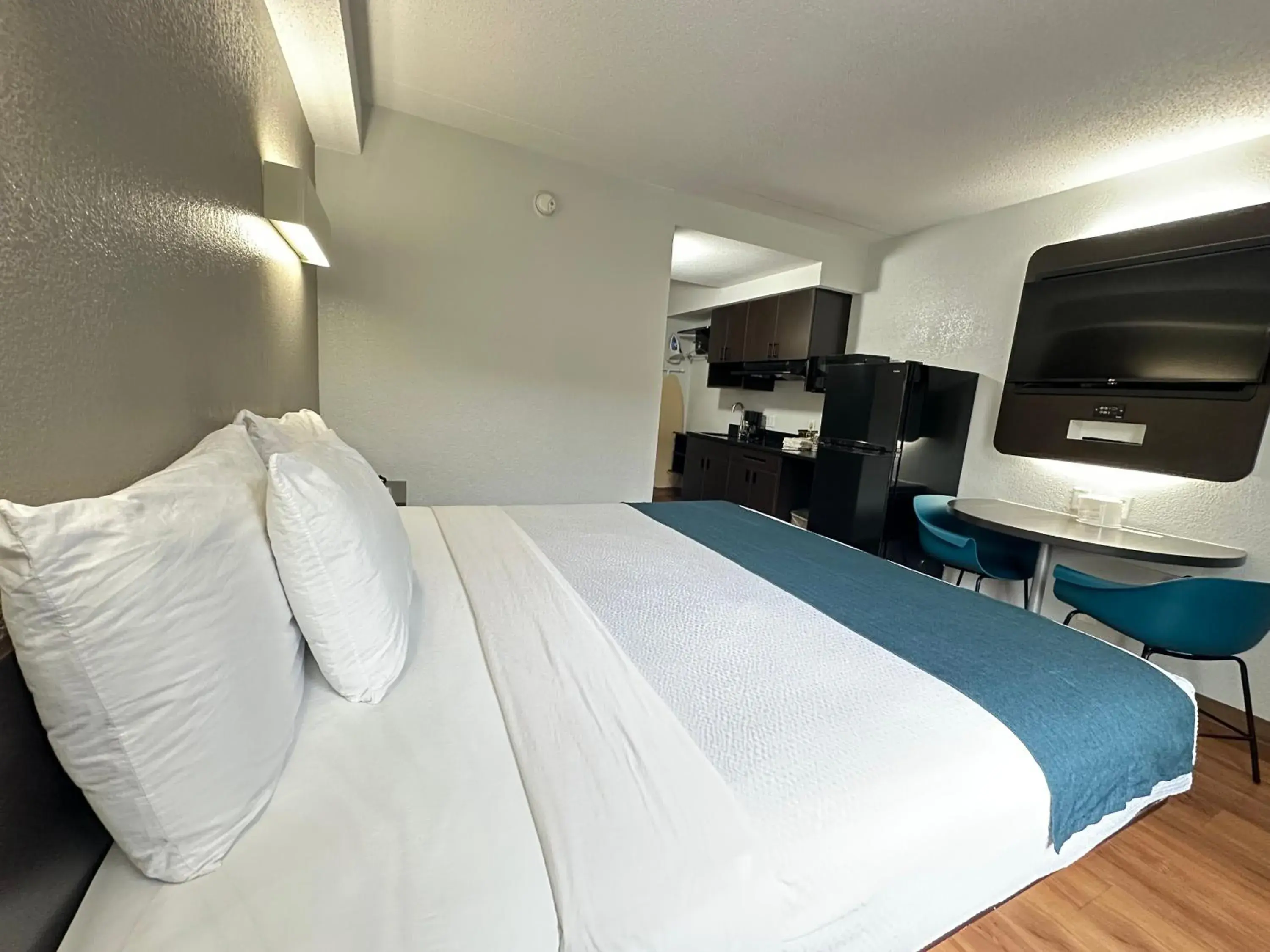 Deluxe Queen Room - Smoking in Studio 6 Springfield VA Washington DC Southwest Deluxe Queen Room - Smoking in Studio 6 Springfield VA Washington DC Southwest