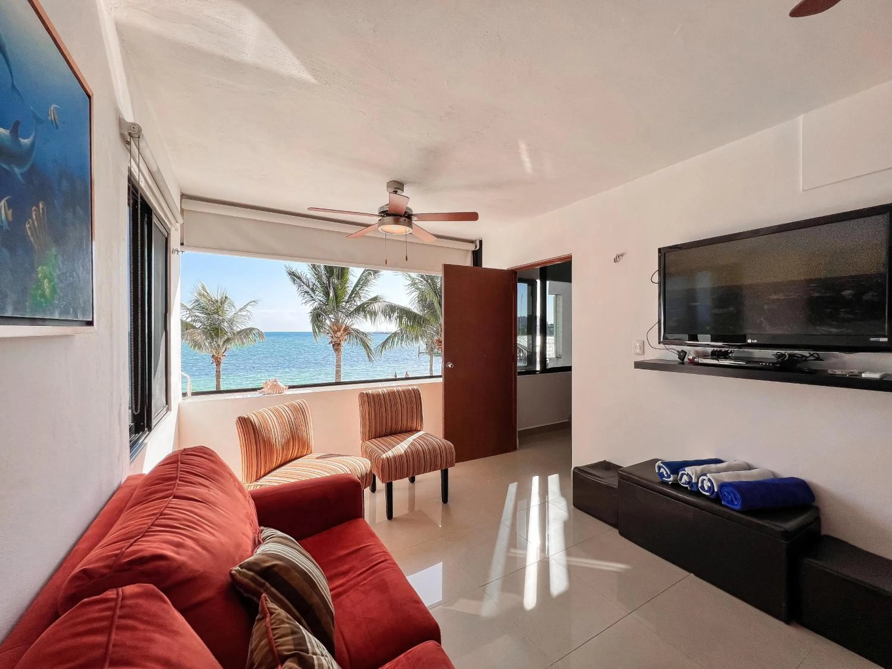 Communal lounge/ TV room in Bello Mar de Cancun, Beautiful 2Br 2Ba Condo overlooking beach spectacular view!