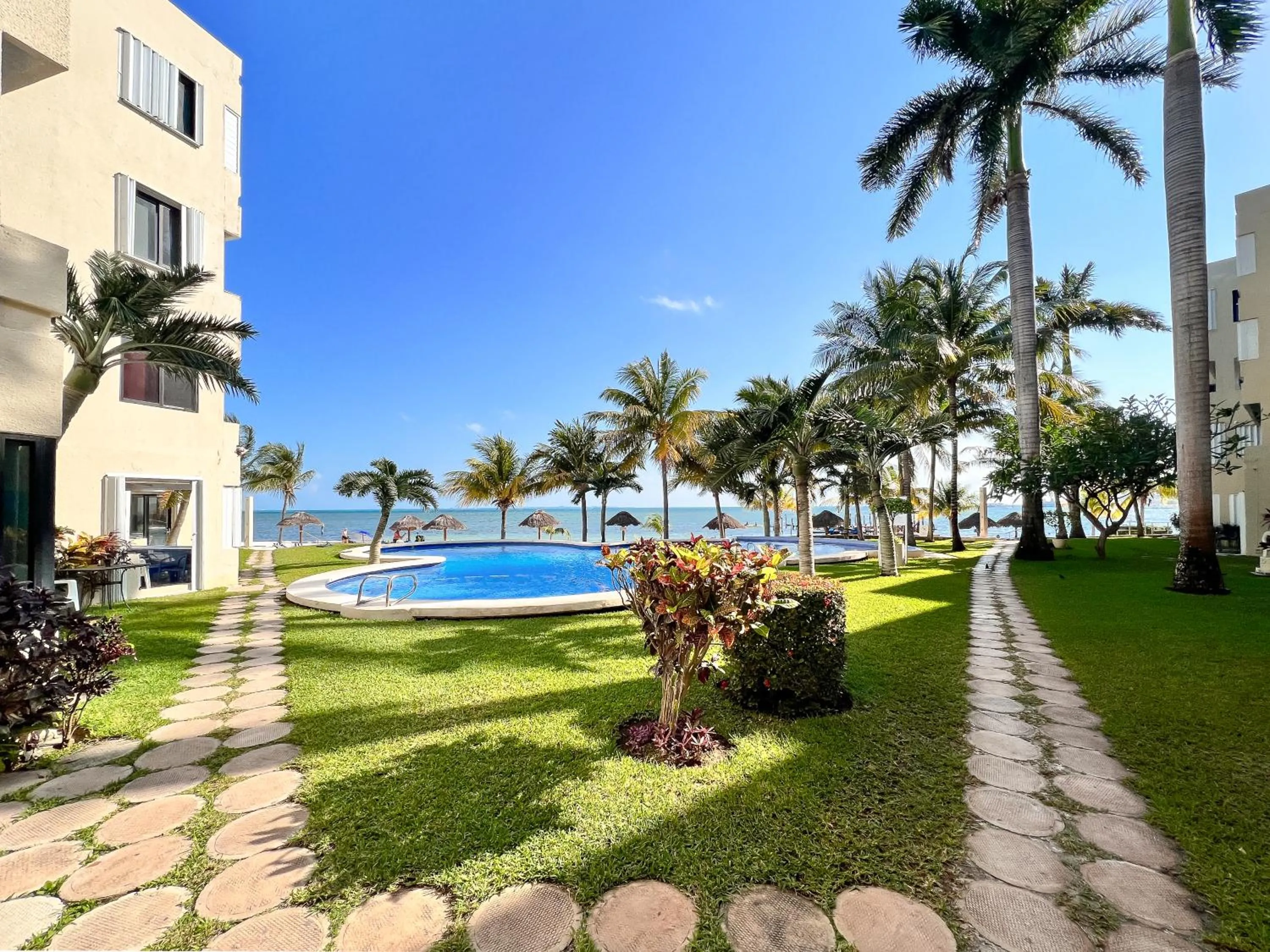 Property building in Bello Mar de Cancun, Beautiful 2Br 2Ba Condo overlooking beach spectacular view!