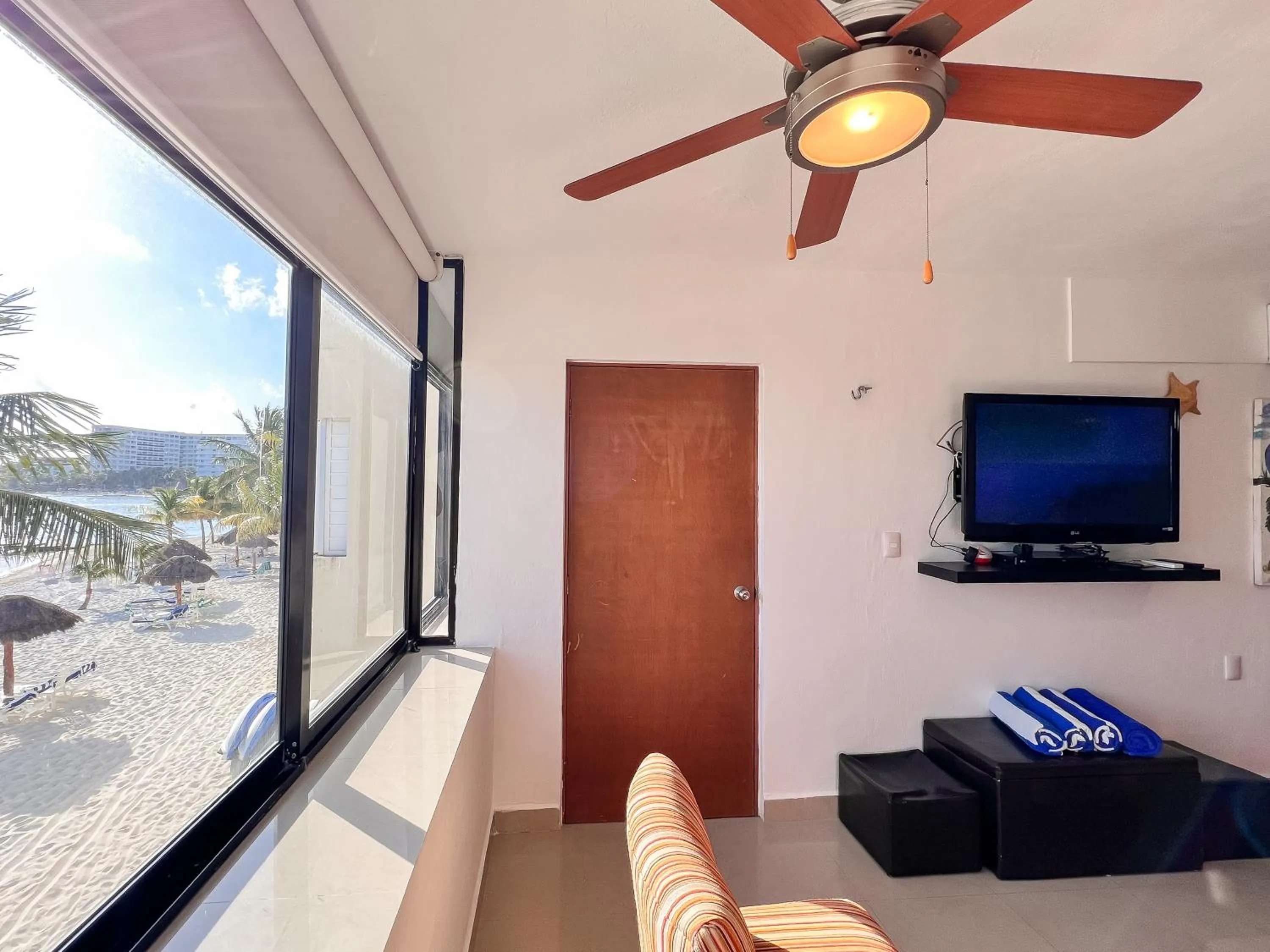 Communal lounge/ TV room in Bello Mar de Cancun, Beautiful 2Br 2Ba Condo overlooking beach spectacular view!