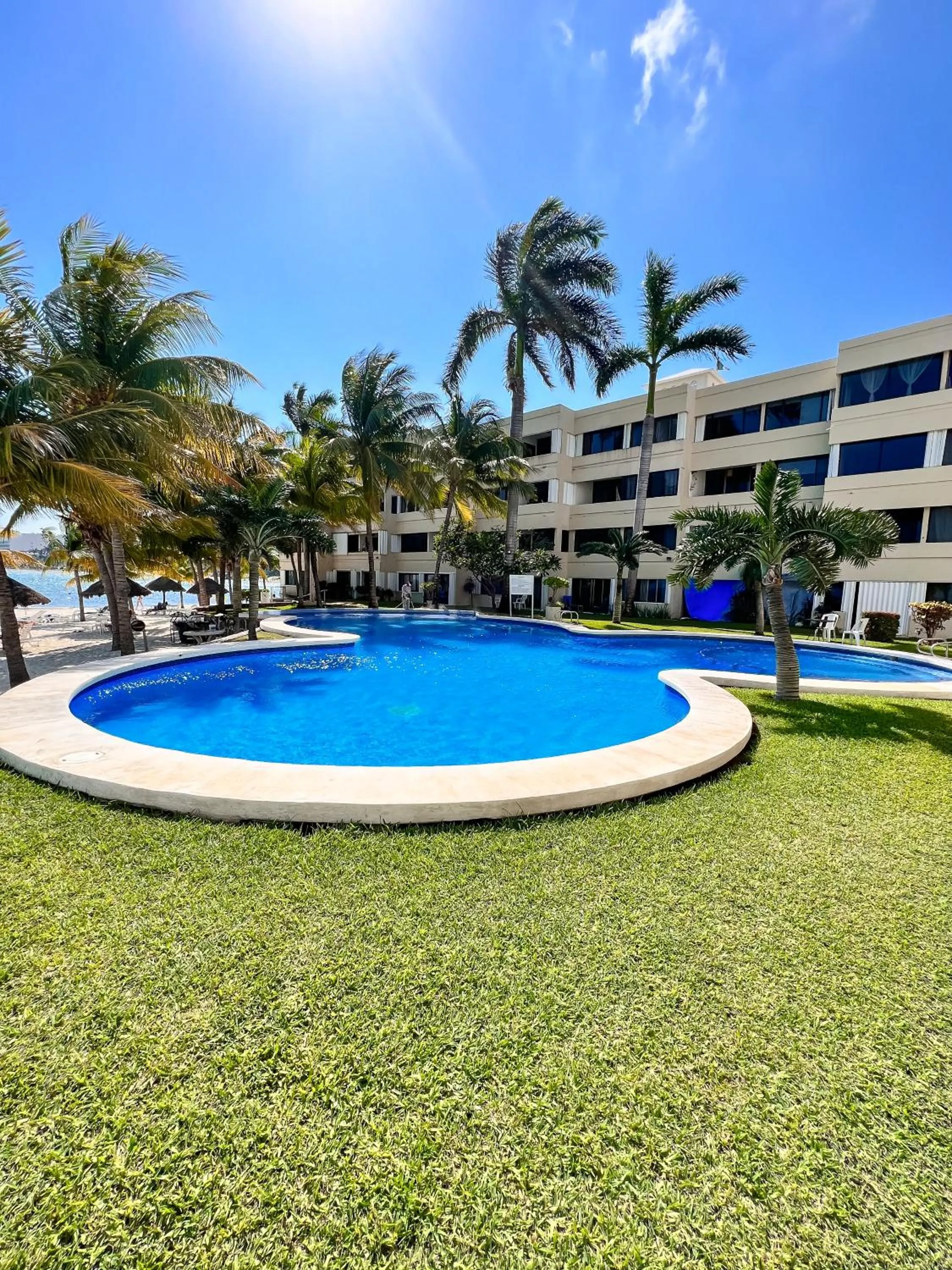 Day in Bello Mar de Cancun, Beautiful 2Br 2Ba Condo overlooking beach spectacular view!