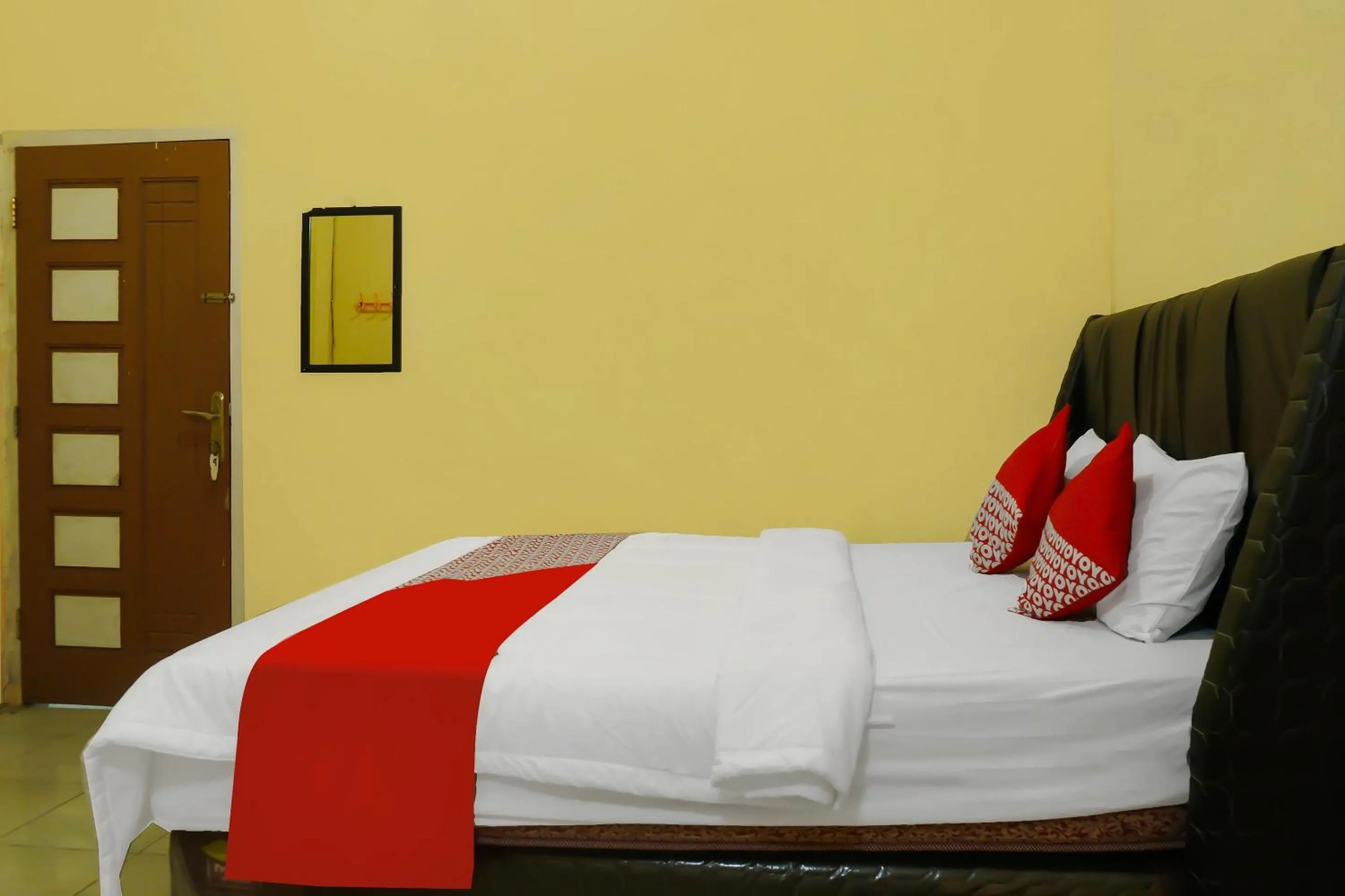 Deluxe Double Room in Hotel O Wisma Melyro Syariah Near Yamaha - Thamrin Brothers Cabang Muara Dua