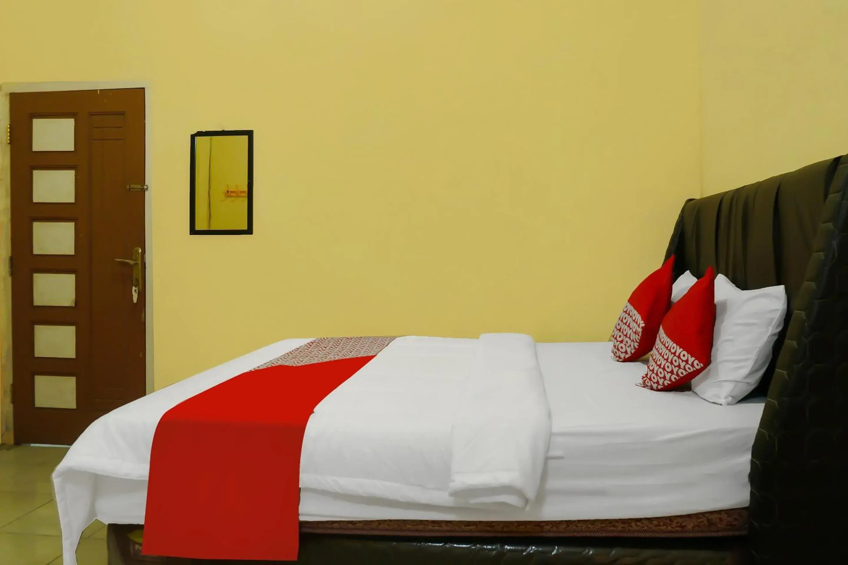 Deluxe Double Room in Hotel O Wisma Melyro Syariah Near Yamaha - Thamrin Brothers Cabang Muara Dua Deluxe Double Room in Hotel O Wisma Melyro Syariah Near Yamaha - Thamrin Brothers Cabang Muara Dua