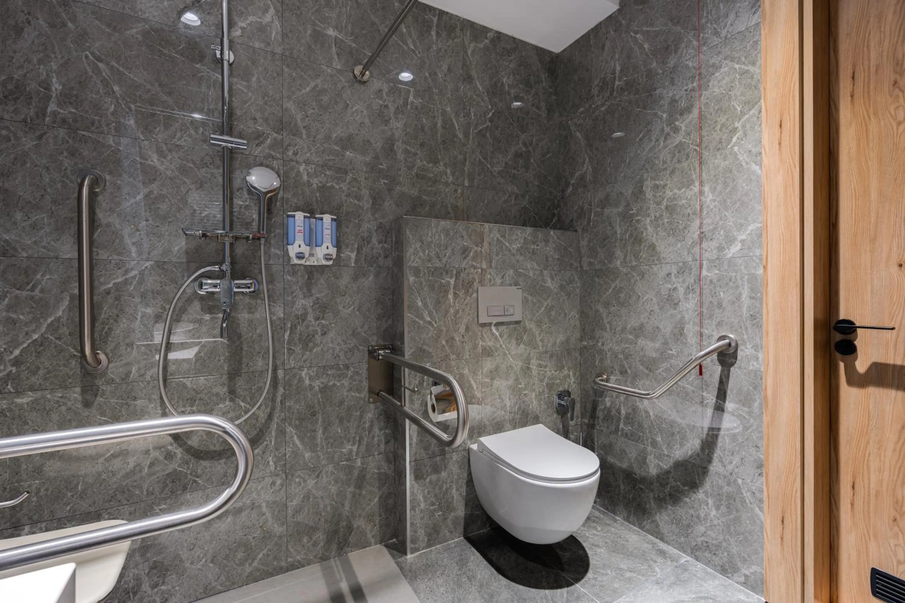 Shower in THE ELEMENTS HOTEL