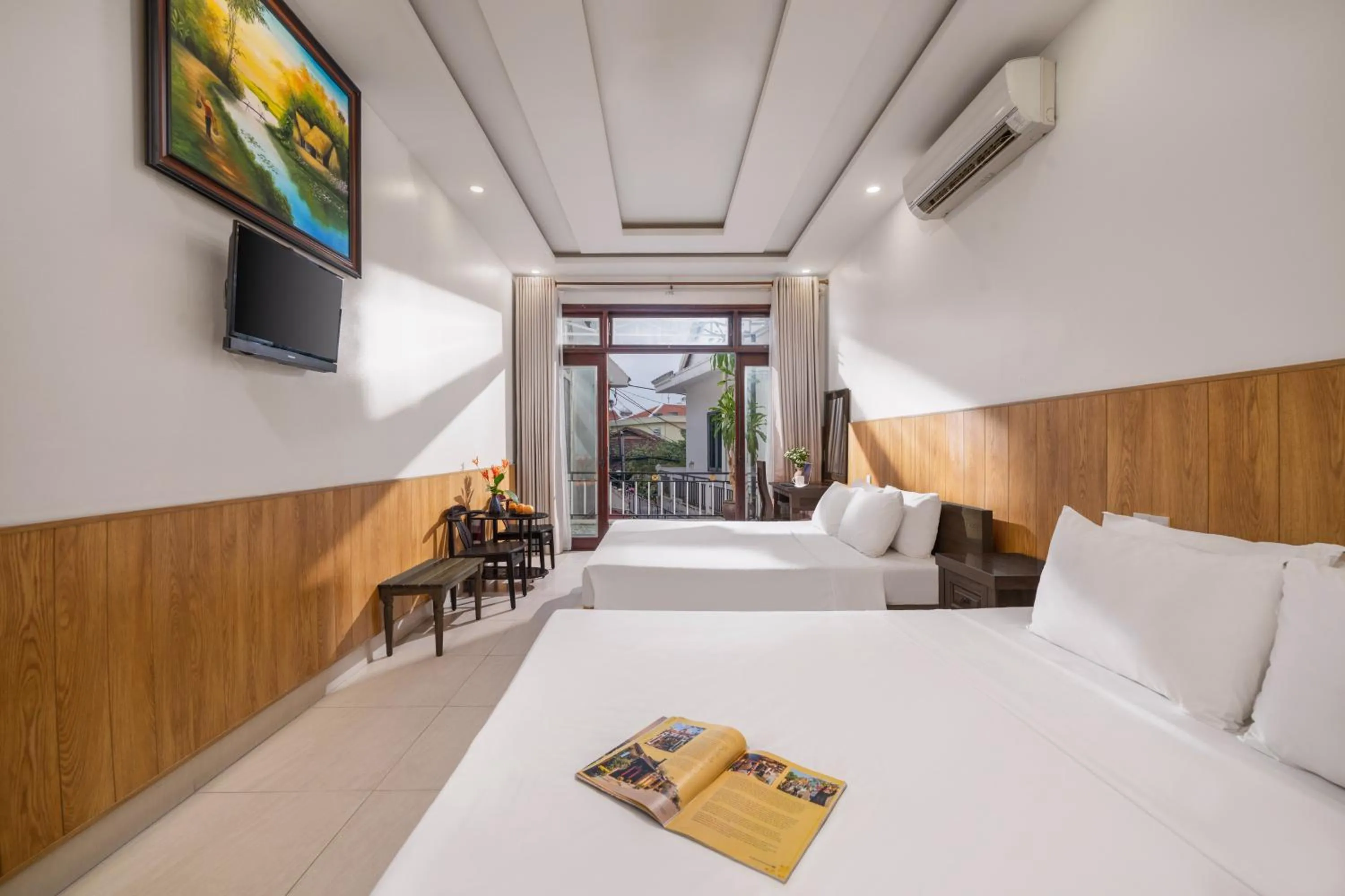 Communal lounge/ TV room, Bed in RAON Ancient Town Hotel