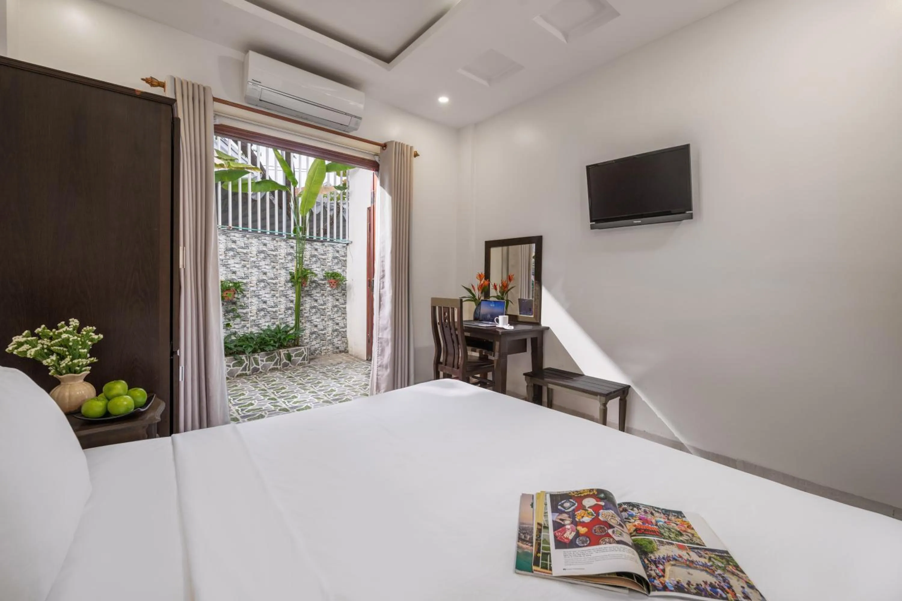 Communal lounge/ TV room, Bed in RAON Ancient Town Hotel