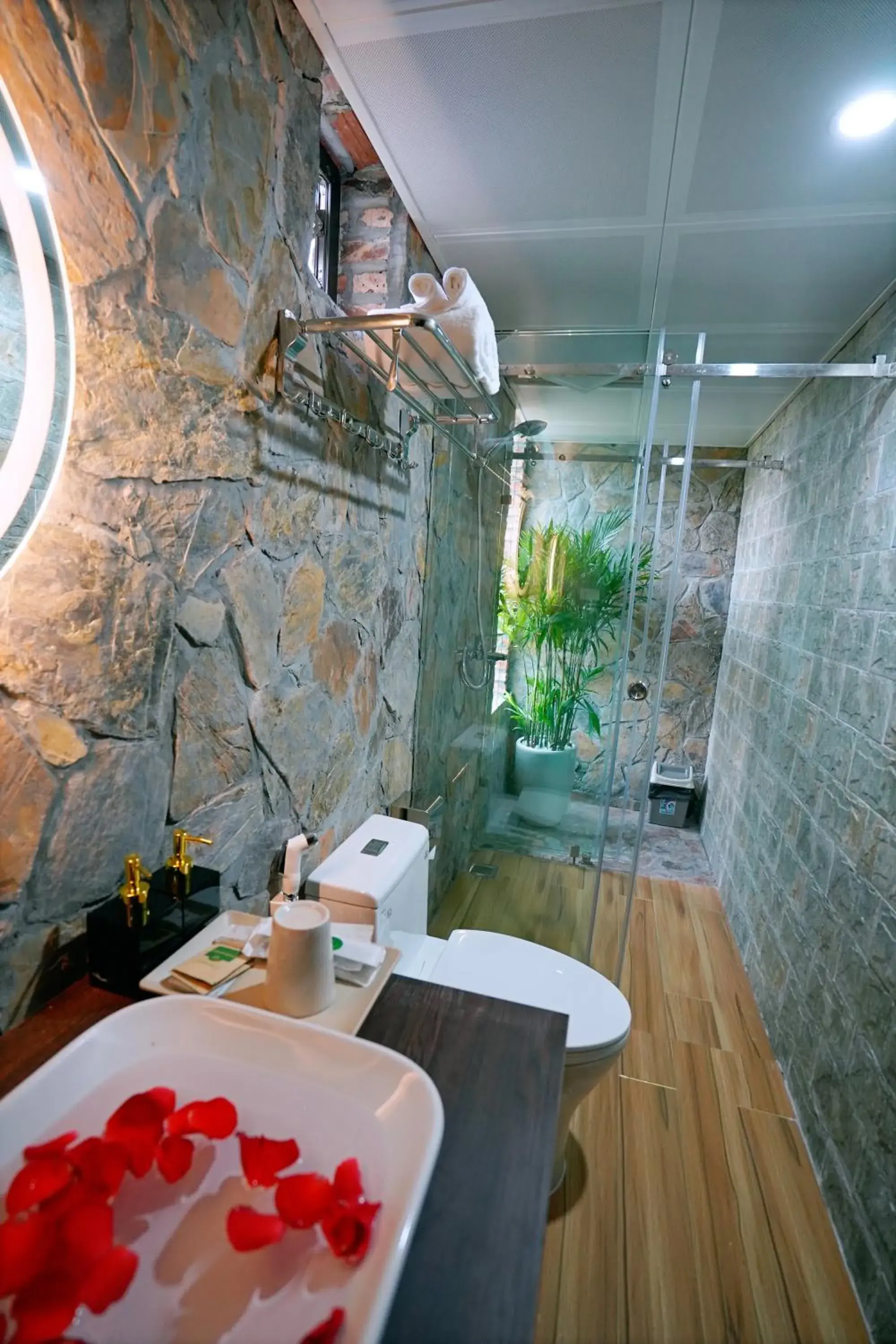 Twin Room with Balcony in Xuân Anh Garden Twin Room with Balcony in Xuân Anh Garden