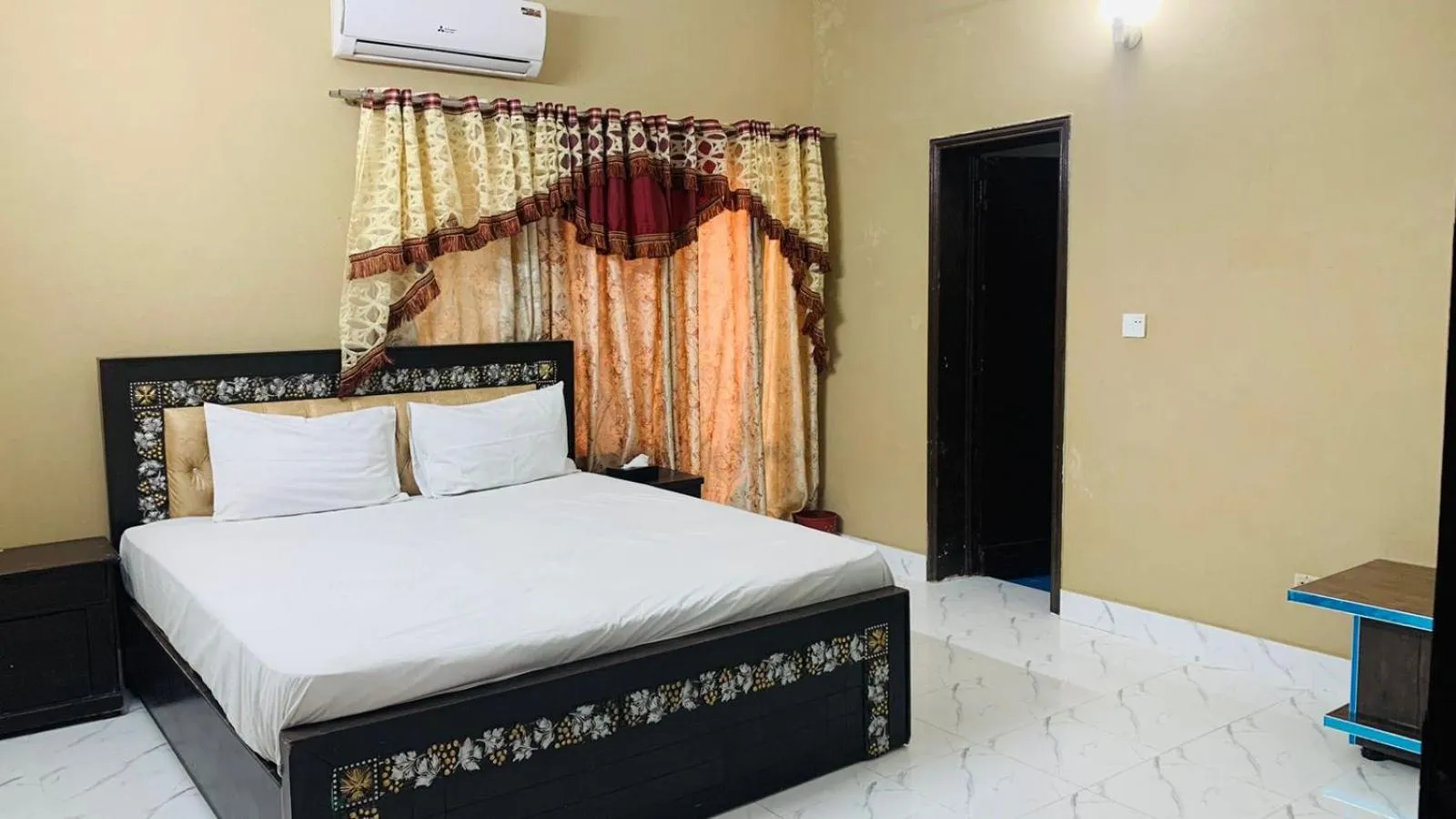 Photo of the whole room, Bed in Hotel Royal Fort