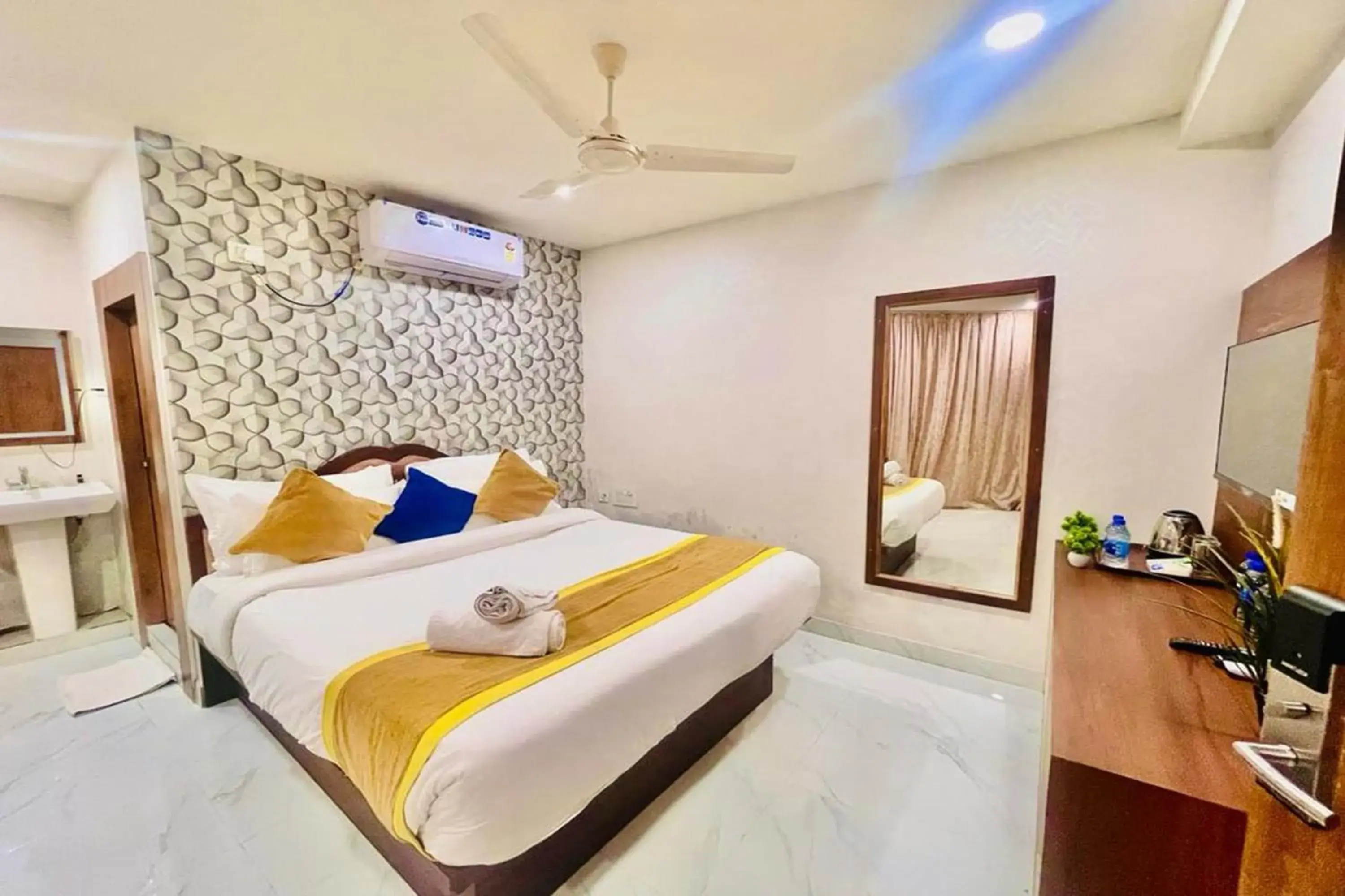 Photo of the whole room, Bed in Hotel Eagle Grand Airport Zone Photo of the whole room, Bed in Hotel Eagle Grand Airport Zone