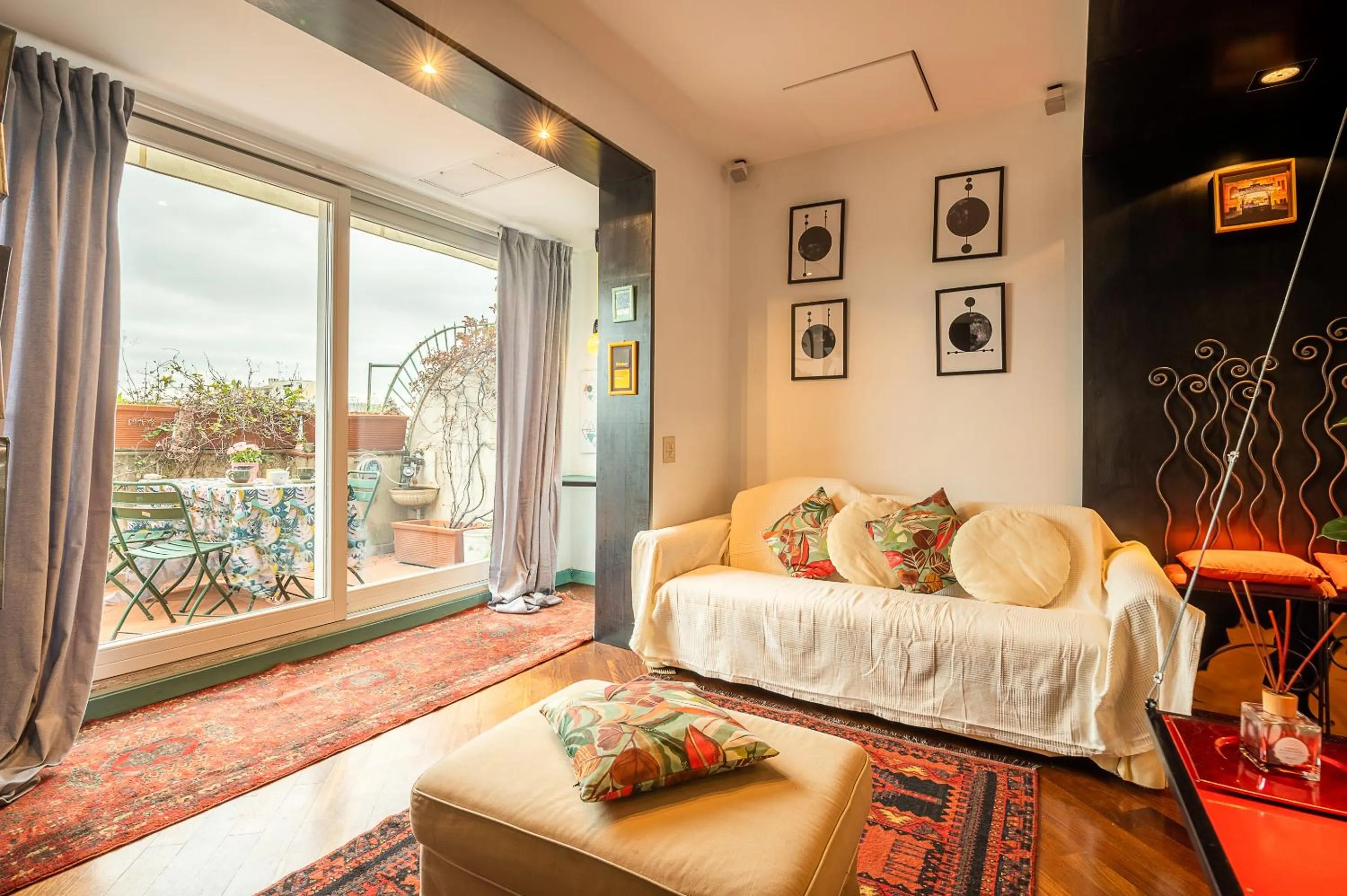 Living room, Bed in Tiffany's apartment Flaminio