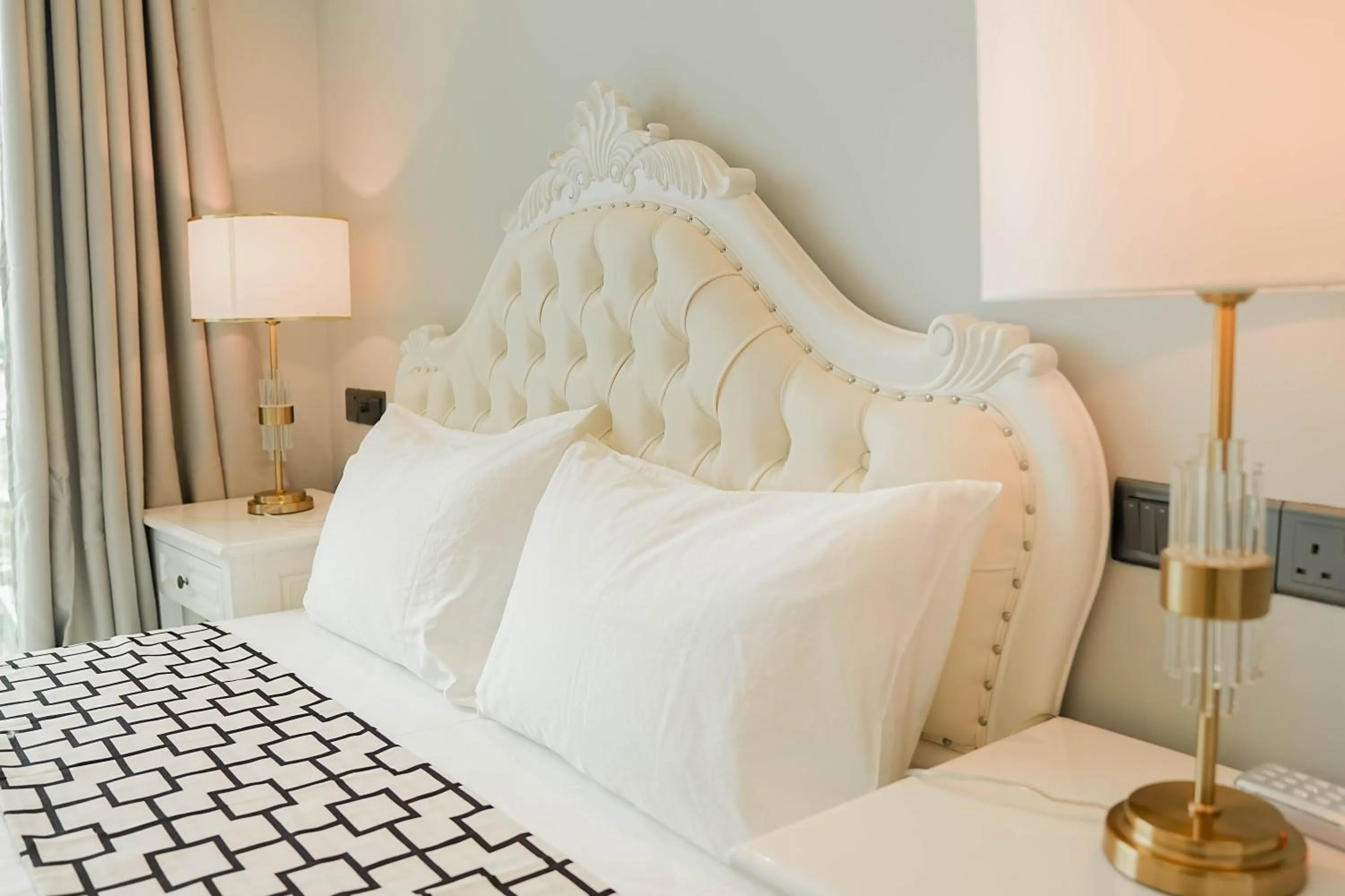 Bedroom, Bed in Sunny Canopy