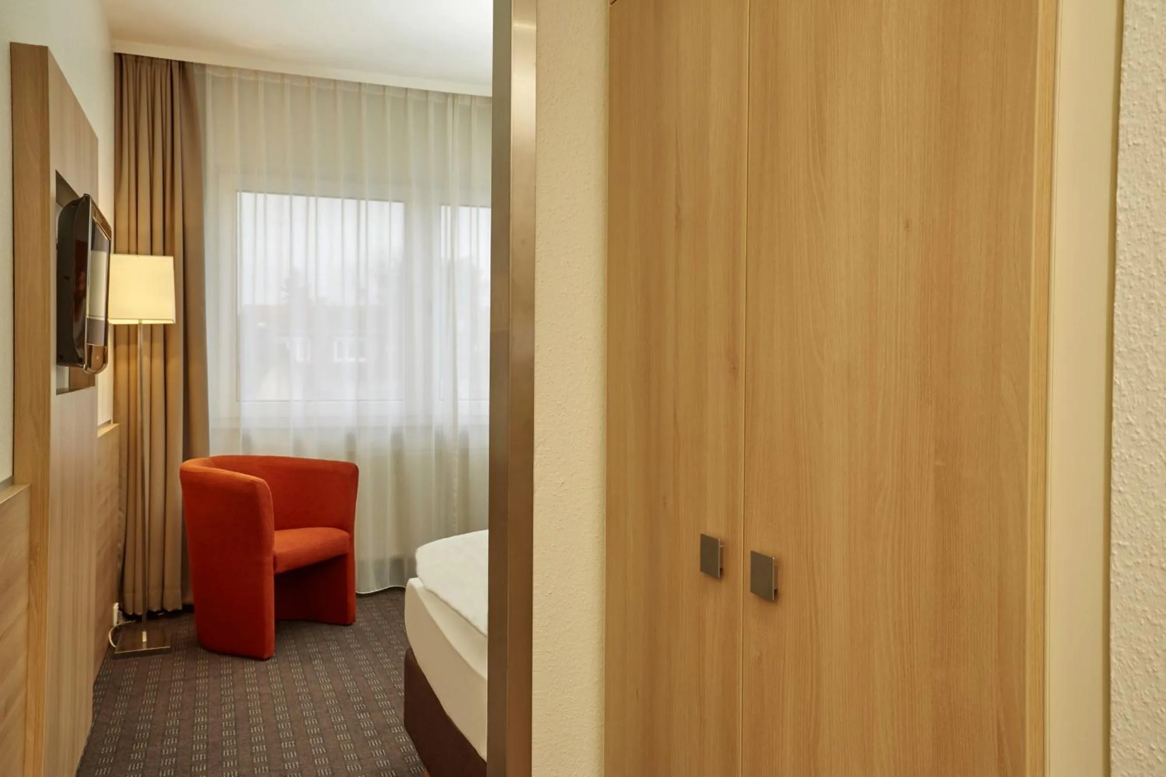 Photo of the whole room, Bed in H+ Hotel Darmstadt