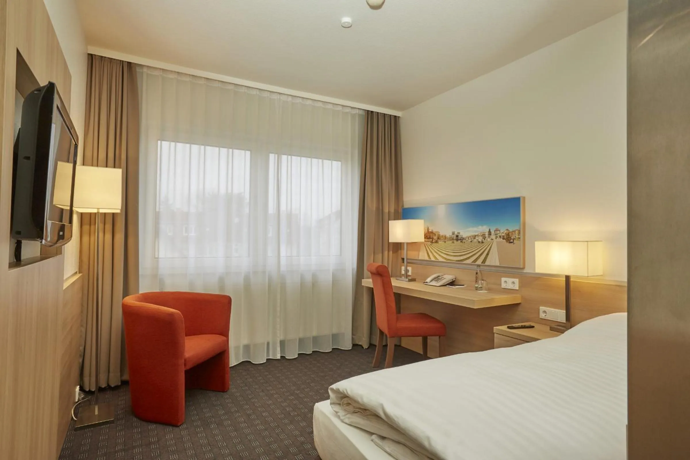 Photo of the whole room, Bed in H+ Hotel Darmstadt